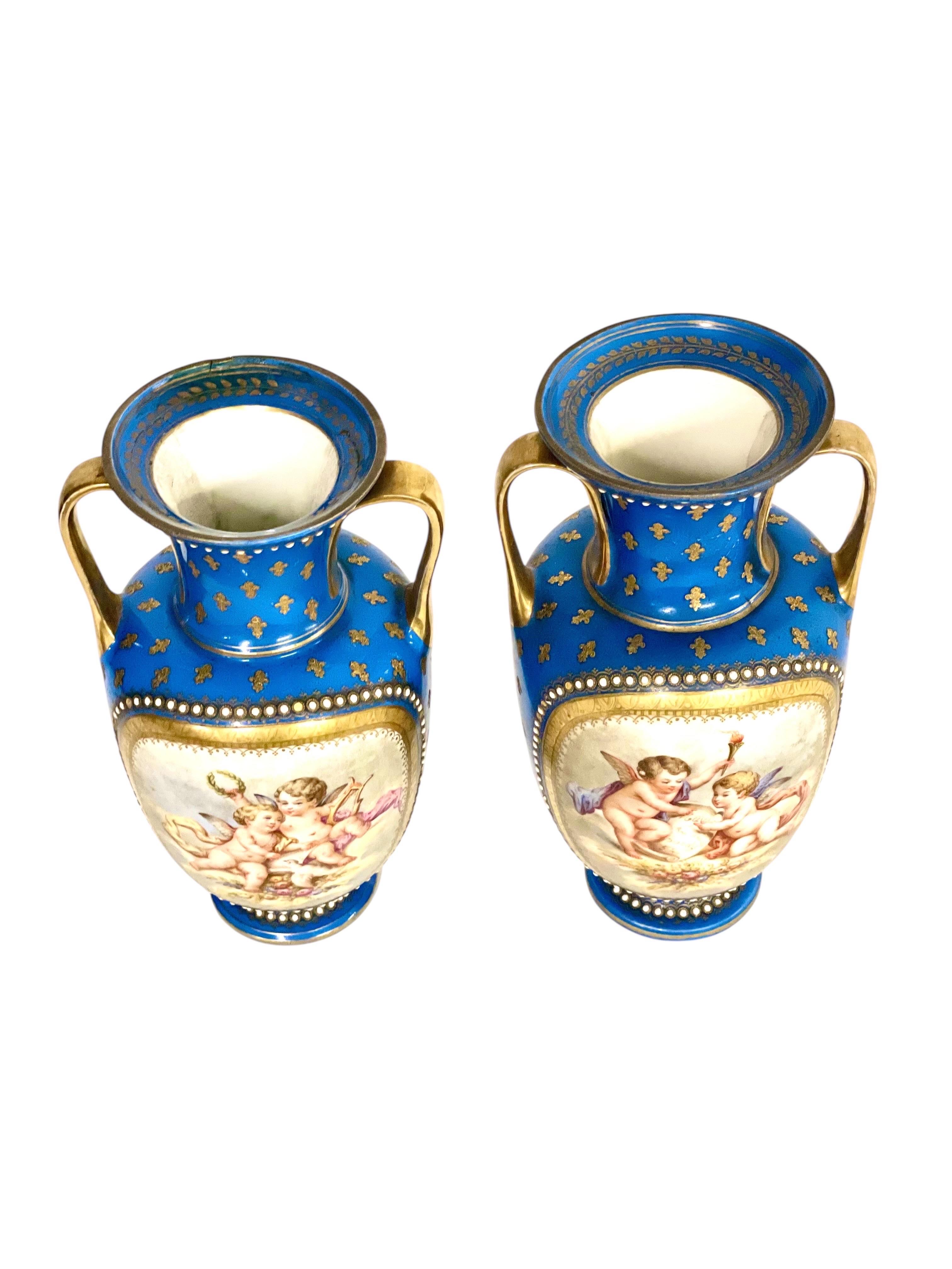 Paire de vases en porcelaine de Sèvres du XIXe siècle avec chérubins et fleurs en vente 7
