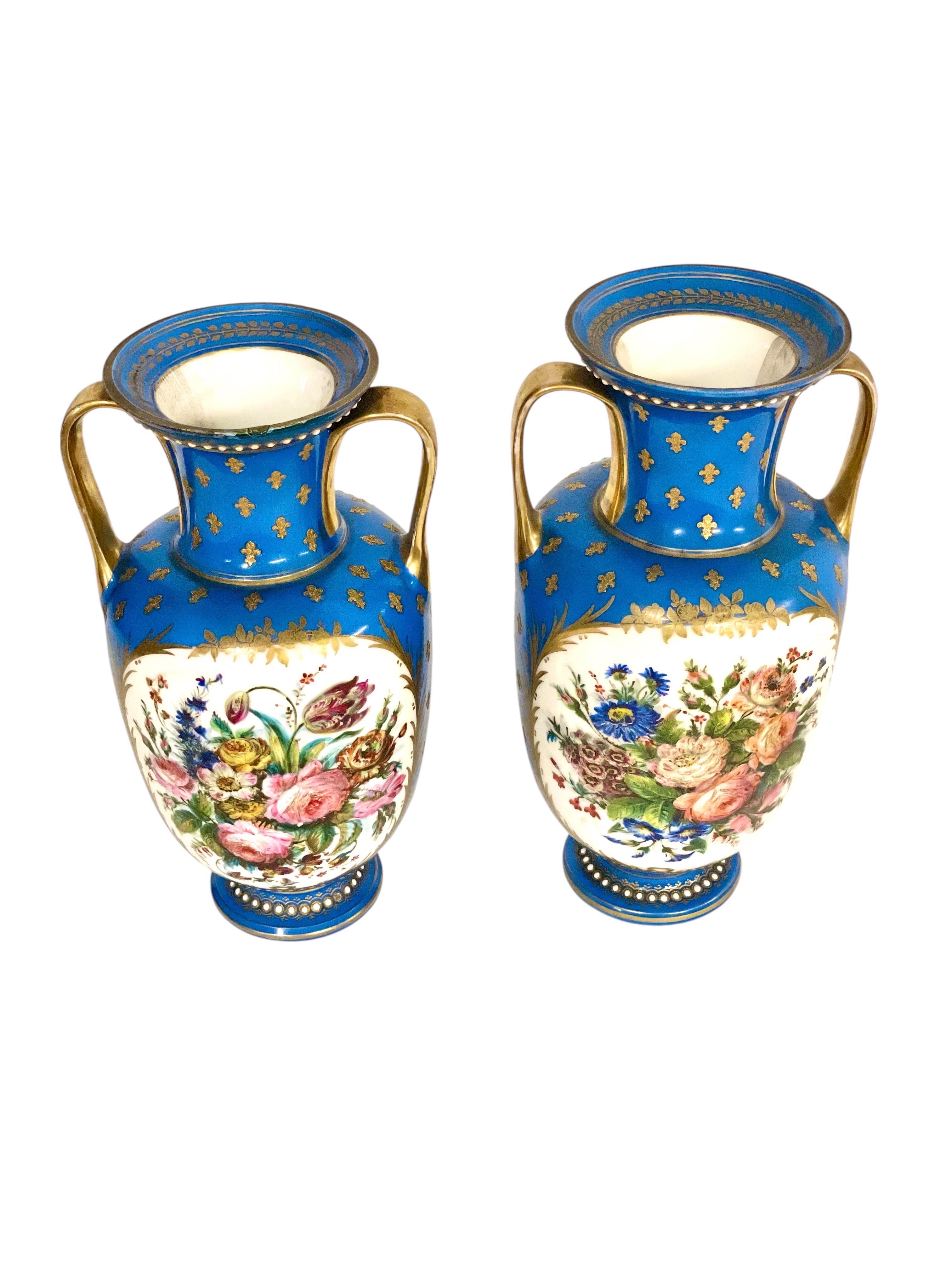 Paire de vases en porcelaine de Sèvres du XIXe siècle avec chérubins et fleurs en vente 8
