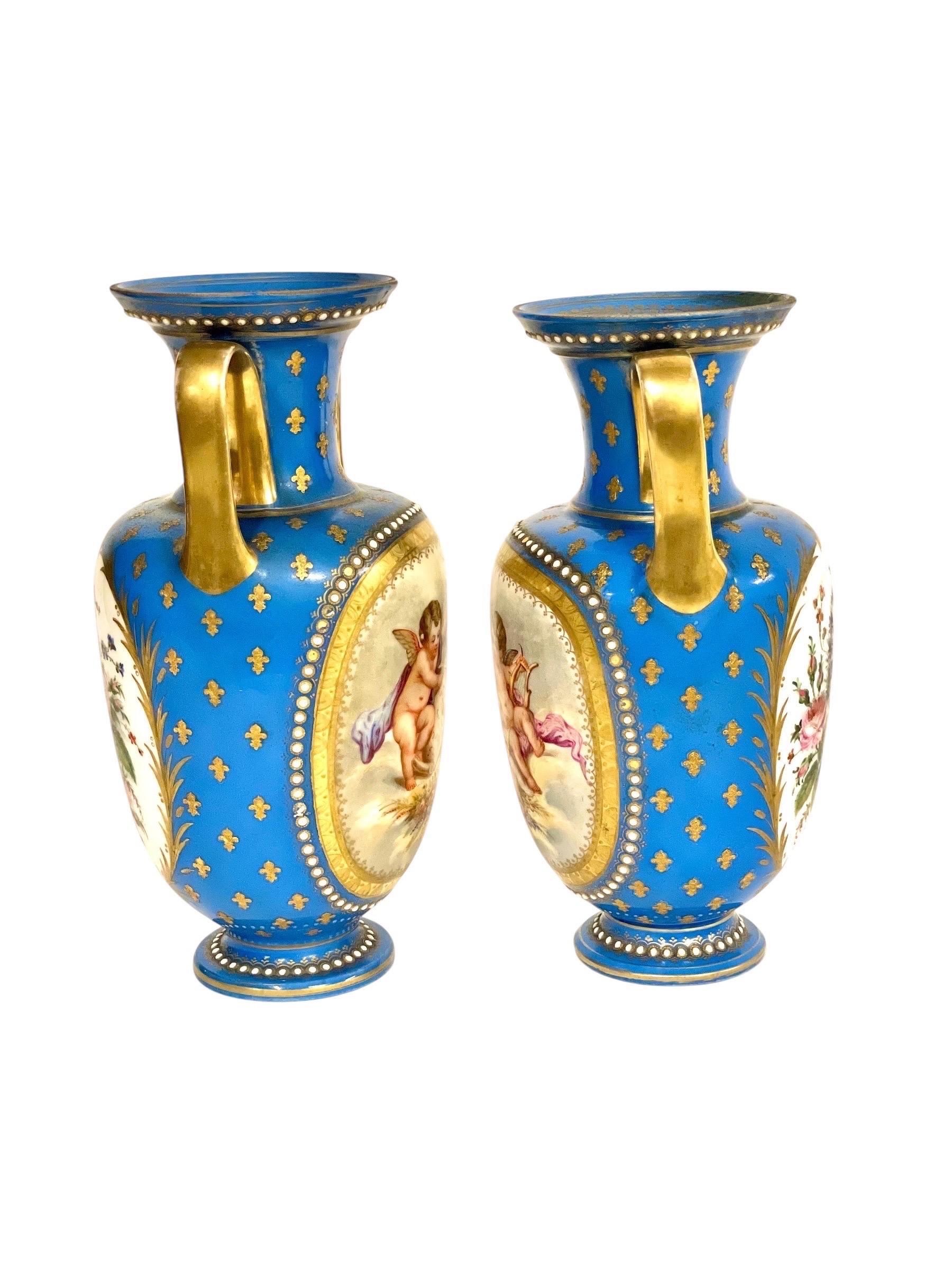 Cette magnifique paire de vases en porcelaine de Sèvres, datant du début du siècle dernier, a été réalisée dans le cadre d'un projet de rénovation.  XIXe siècle (vers 1830), reflète la qualité exceptionnelle et le savoir-faire artistique qui ont