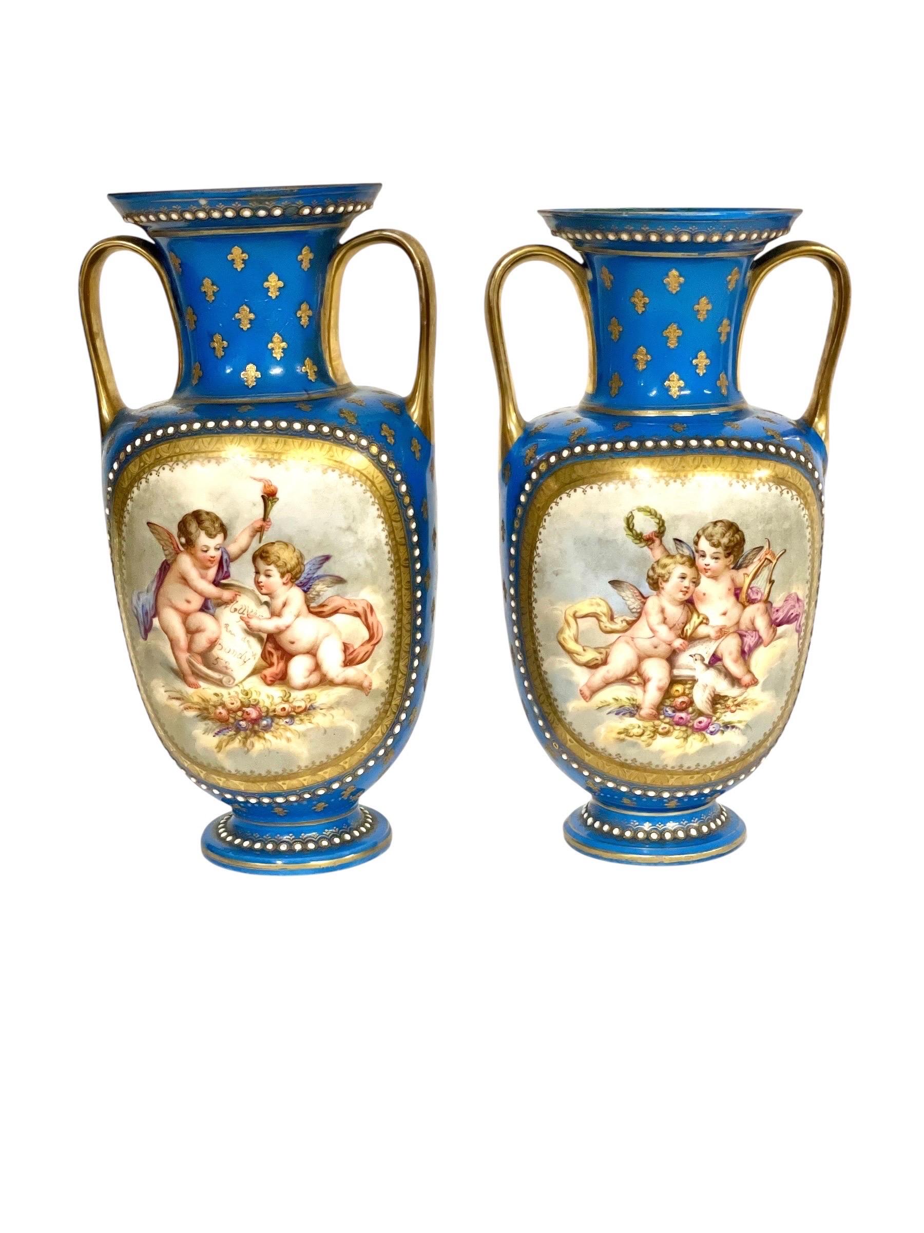 Charles X Paire de vases en porcelaine de Sèvres du XIXe siècle avec chérubins et fleurs en vente