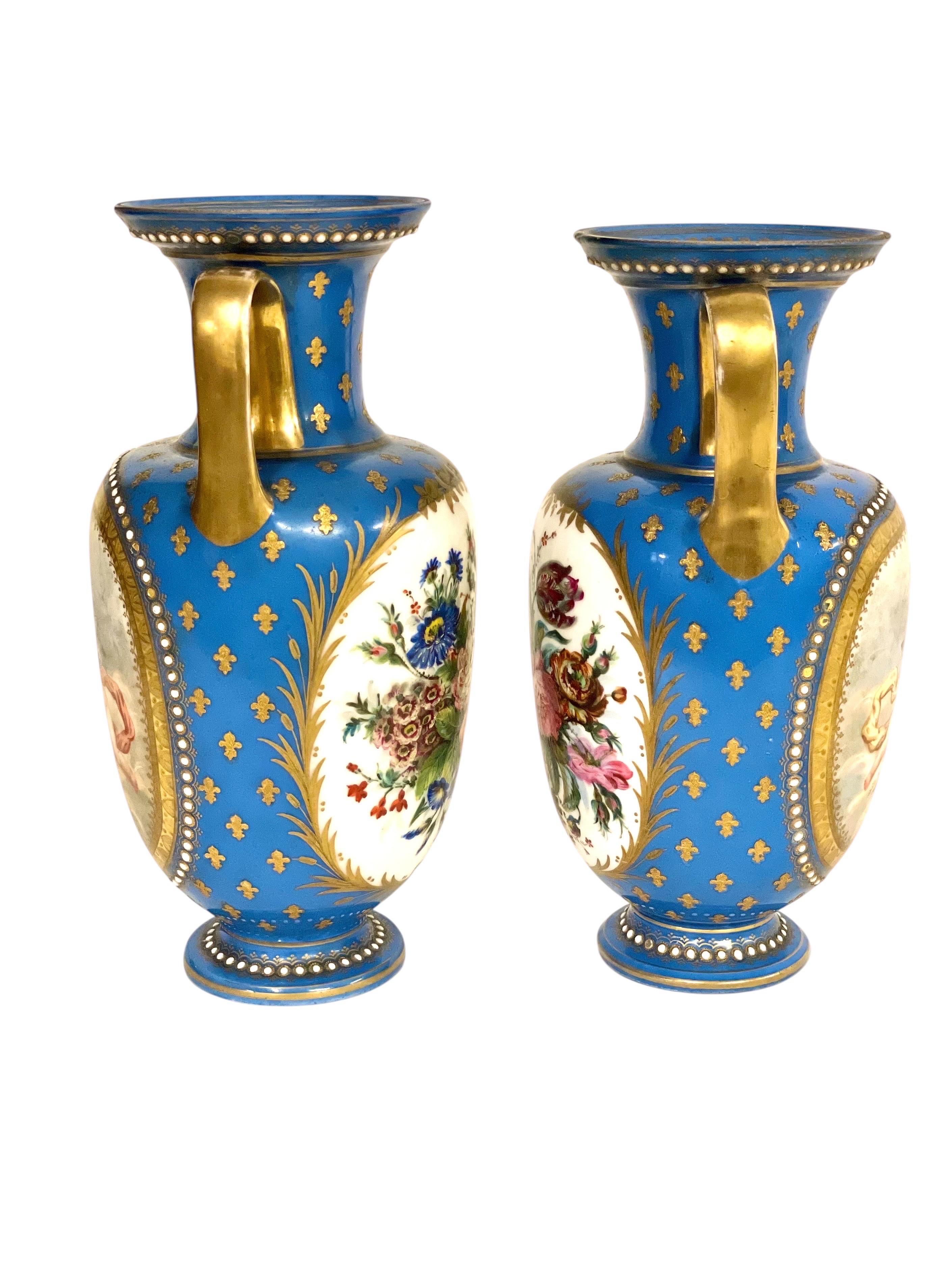 Français Paire de vases en porcelaine de Sèvres du XIXe siècle avec chérubins et fleurs en vente