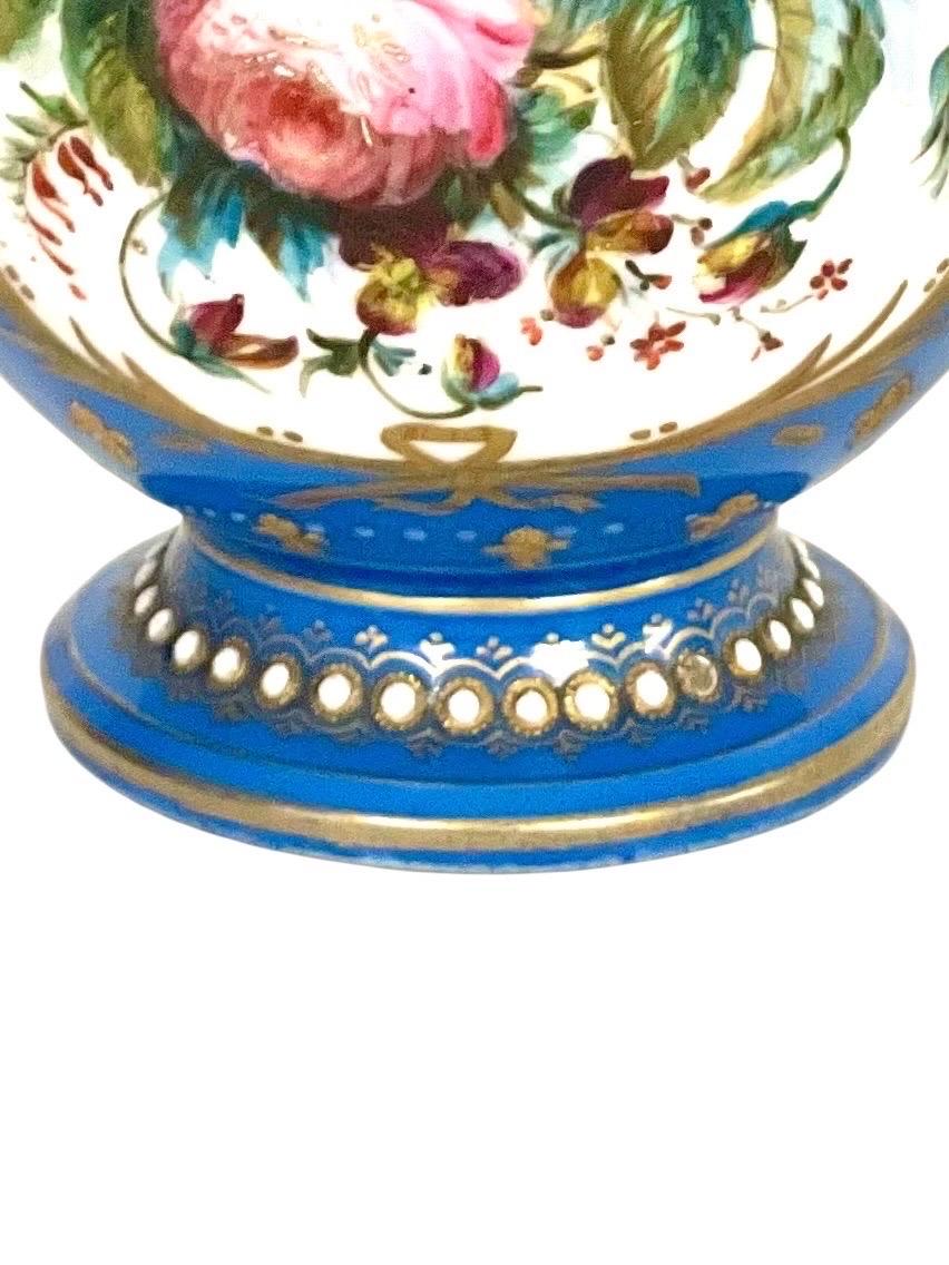 Doré Paire de vases en porcelaine de Sèvres du XIXe siècle avec chérubins et fleurs en vente