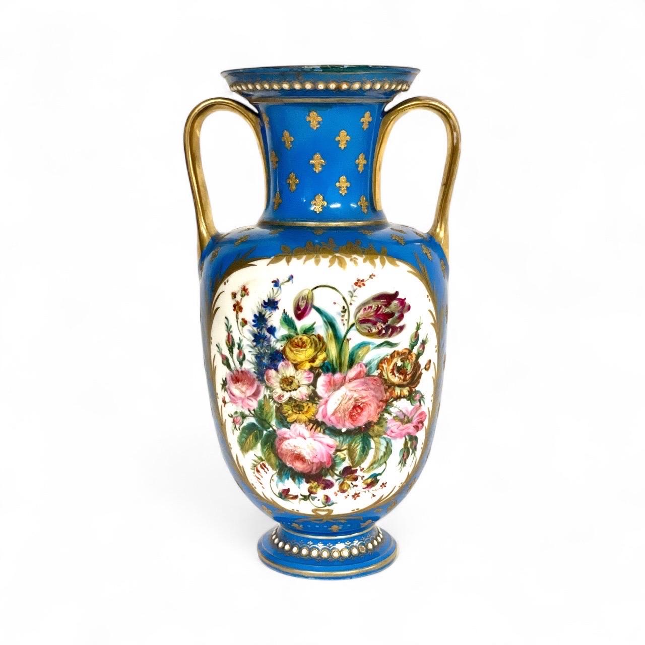 Paire de vases en porcelaine de Sèvres du XIXe siècle avec chérubins et fleurs Bon état - En vente à LA CIOTAT, FR