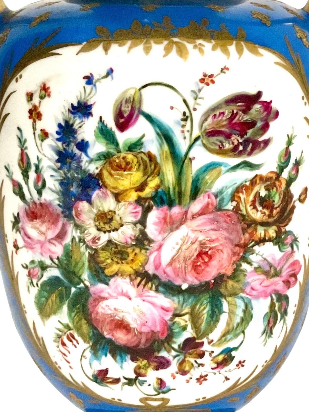 Paire de vases en porcelaine de Sèvres du XIXe siècle avec chérubins et fleurs en vente 1