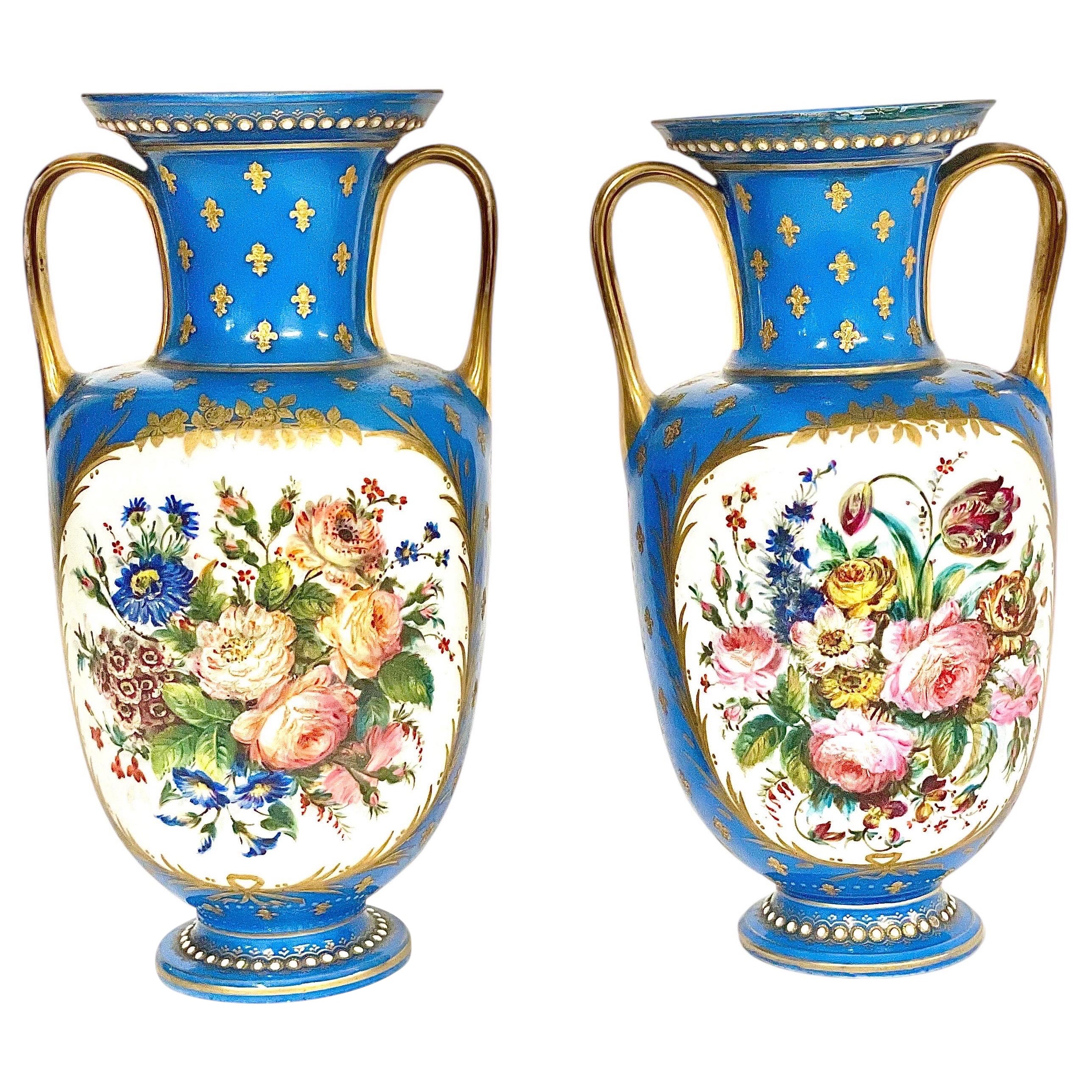 Paire de vases en porcelaine de Sèvres du XIXe siècle avec chérubins et fleurs en vente