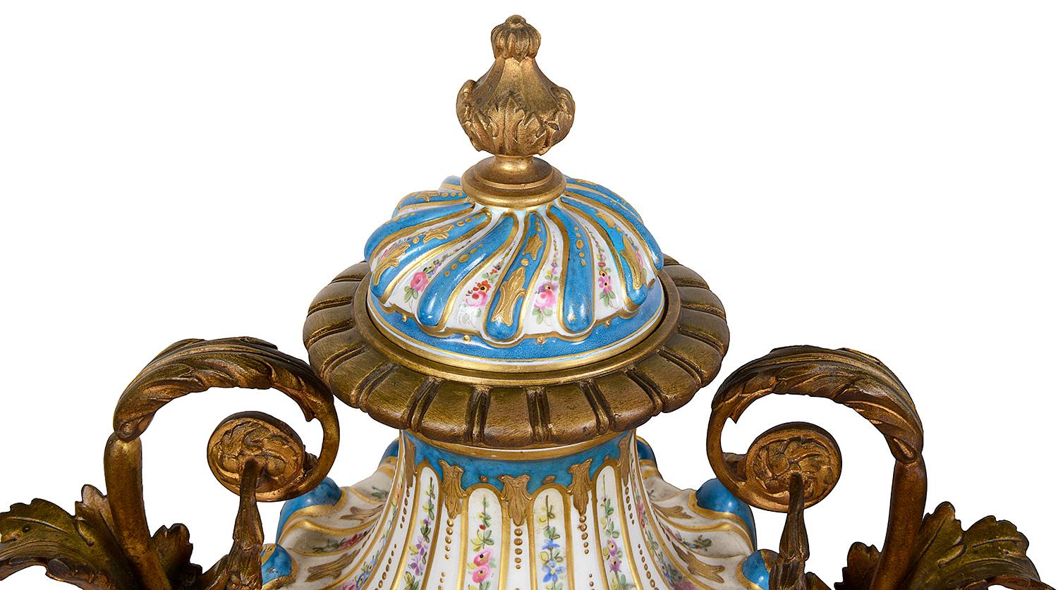 Paire de vases à couvercle de style Louis XVI, de style Sèvres, datant du 19e siècle, de belle qualité, chacun avec un fond turquoise, une décoration florale et de forme torsadée. Merveilleuses montures feuillagées en ormolu doré.