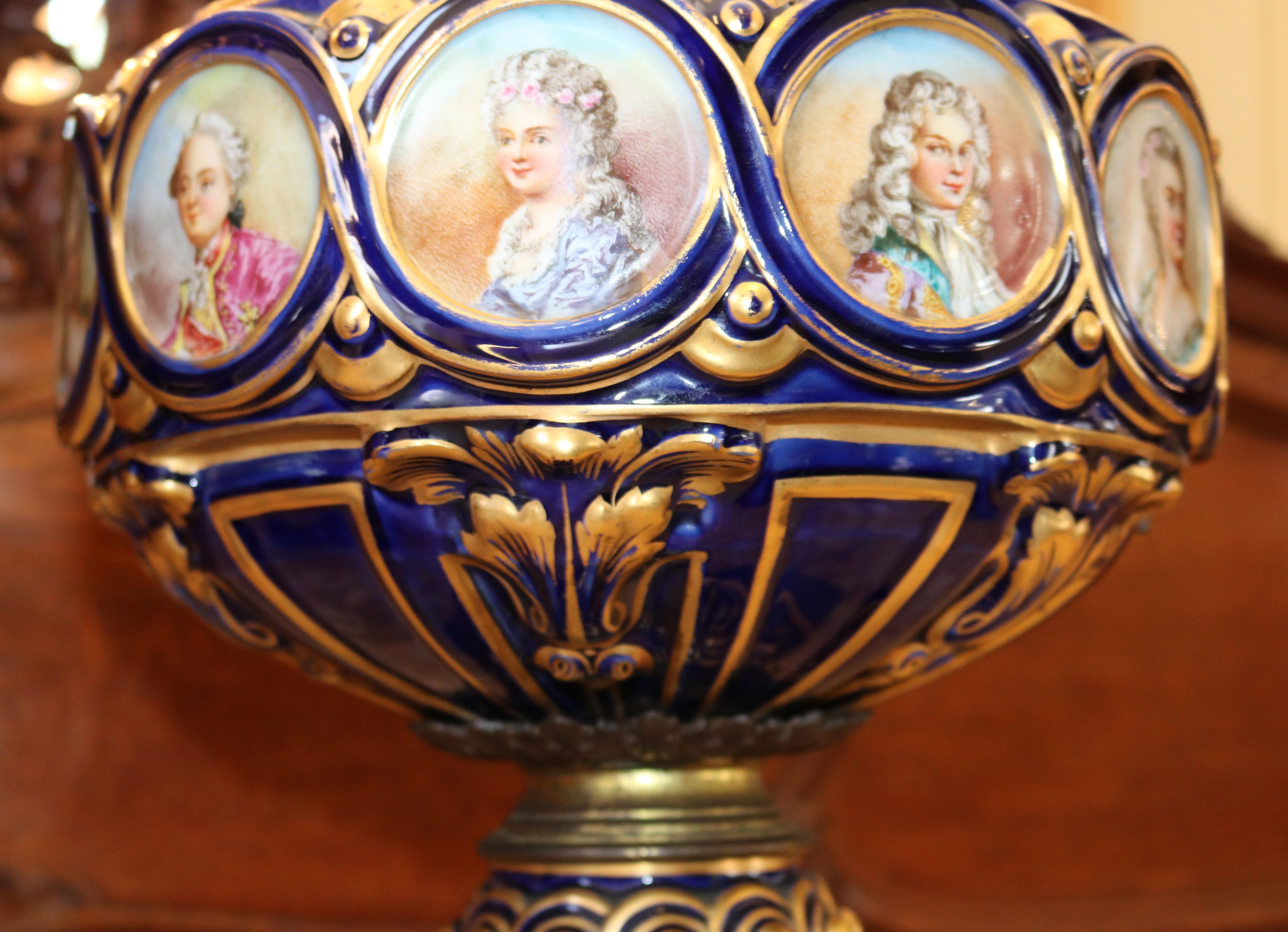 Paire de vases de style Sèvres du 19e siècle d'après le vase de Sèvres Grec A Ornements en vente 2