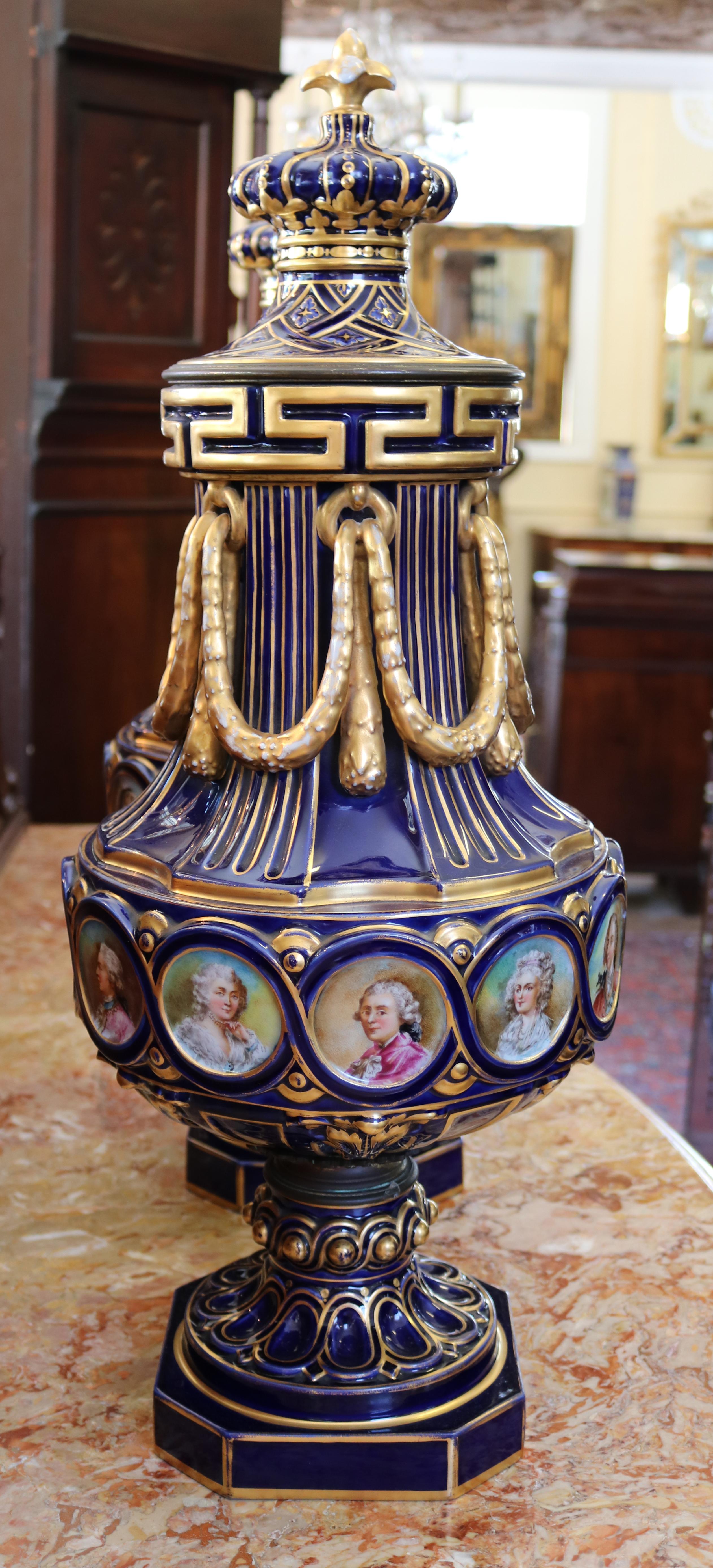 Vasen im Sevres-Stil des 19. Jahrhunderts nach der Sevres-Vase Grec A mit Ornamenten, Paar im Angebot 4