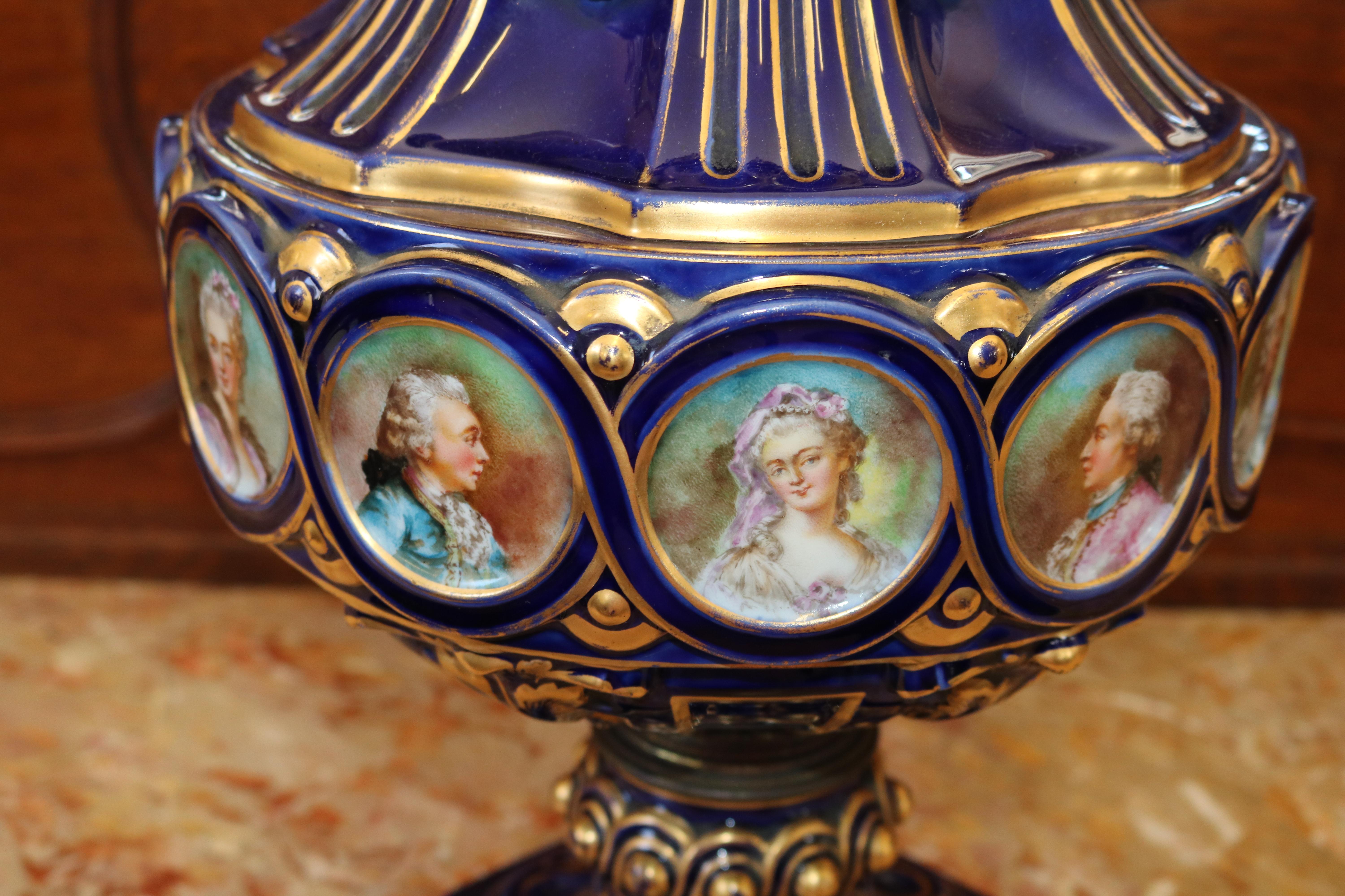 Paire de vases de style Sèvres du 19e siècle d'après le vase de Sèvres Grec A Ornements en vente 5