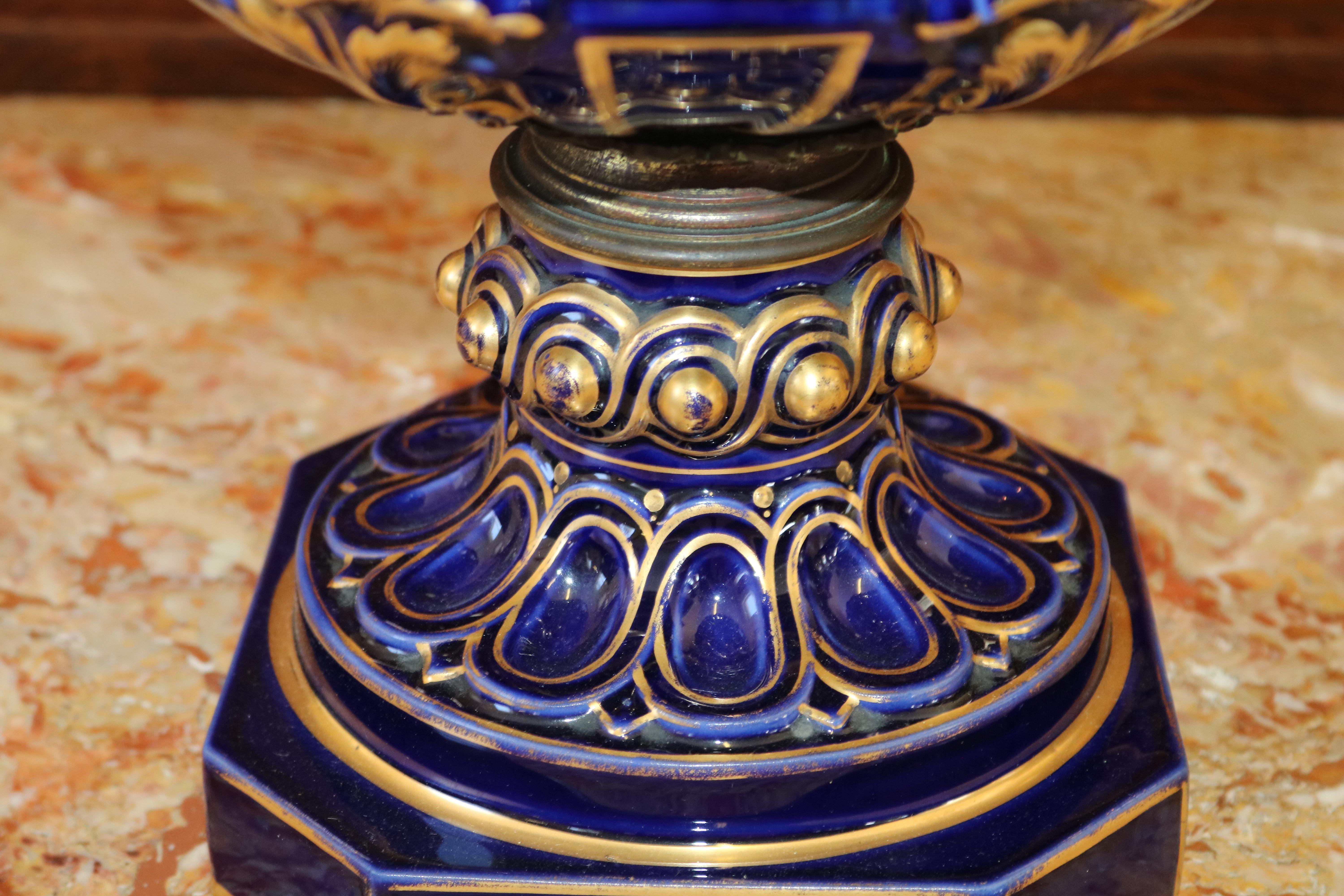 Vasen im Sevres-Stil des 19. Jahrhunderts nach der Sevres-Vase Grec A mit Ornamenten, Paar im Angebot 6