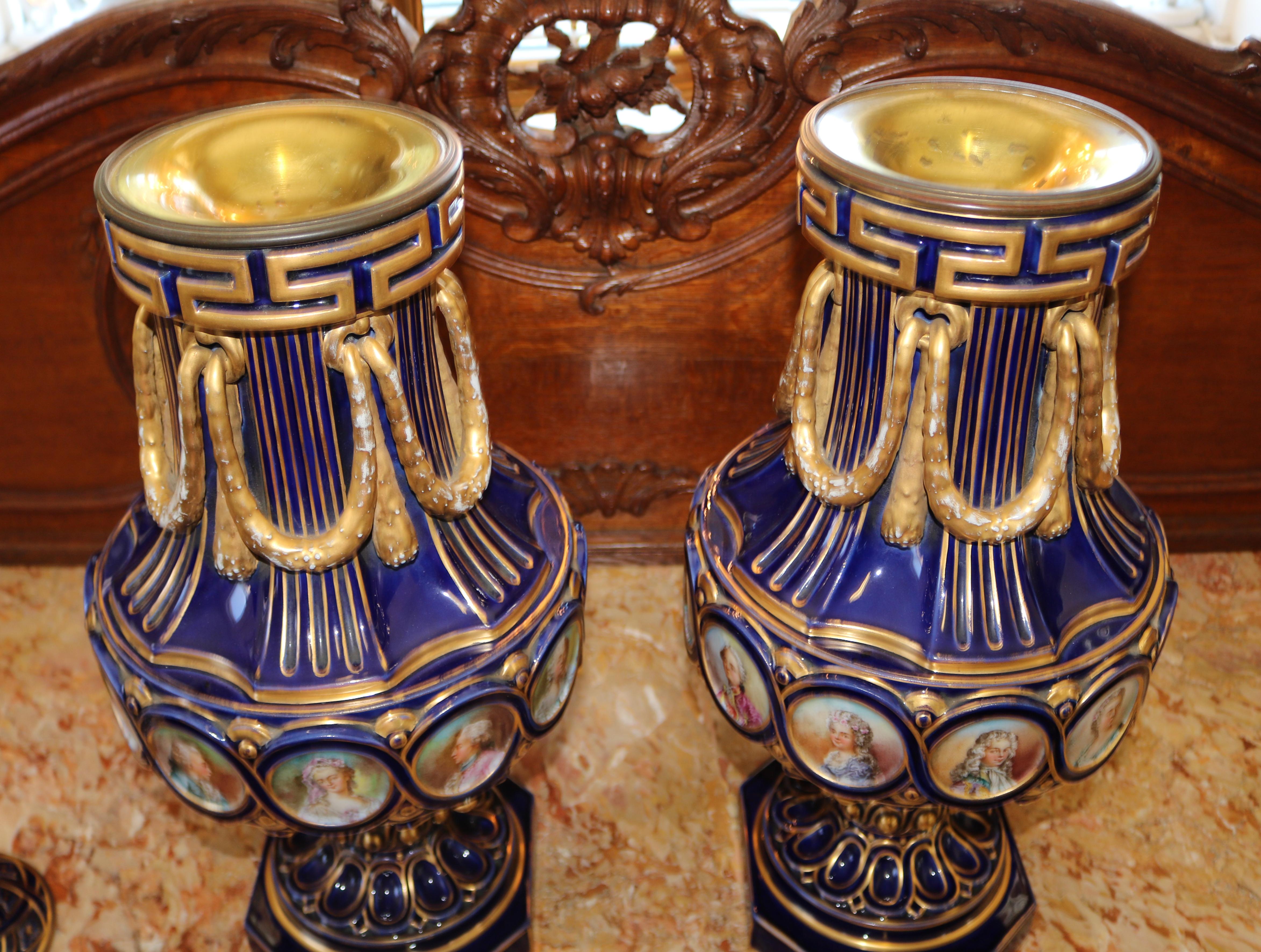 Paire de vases de style Sèvres du 19e siècle d'après le vase de Sèvres Grec A Ornements en vente 10