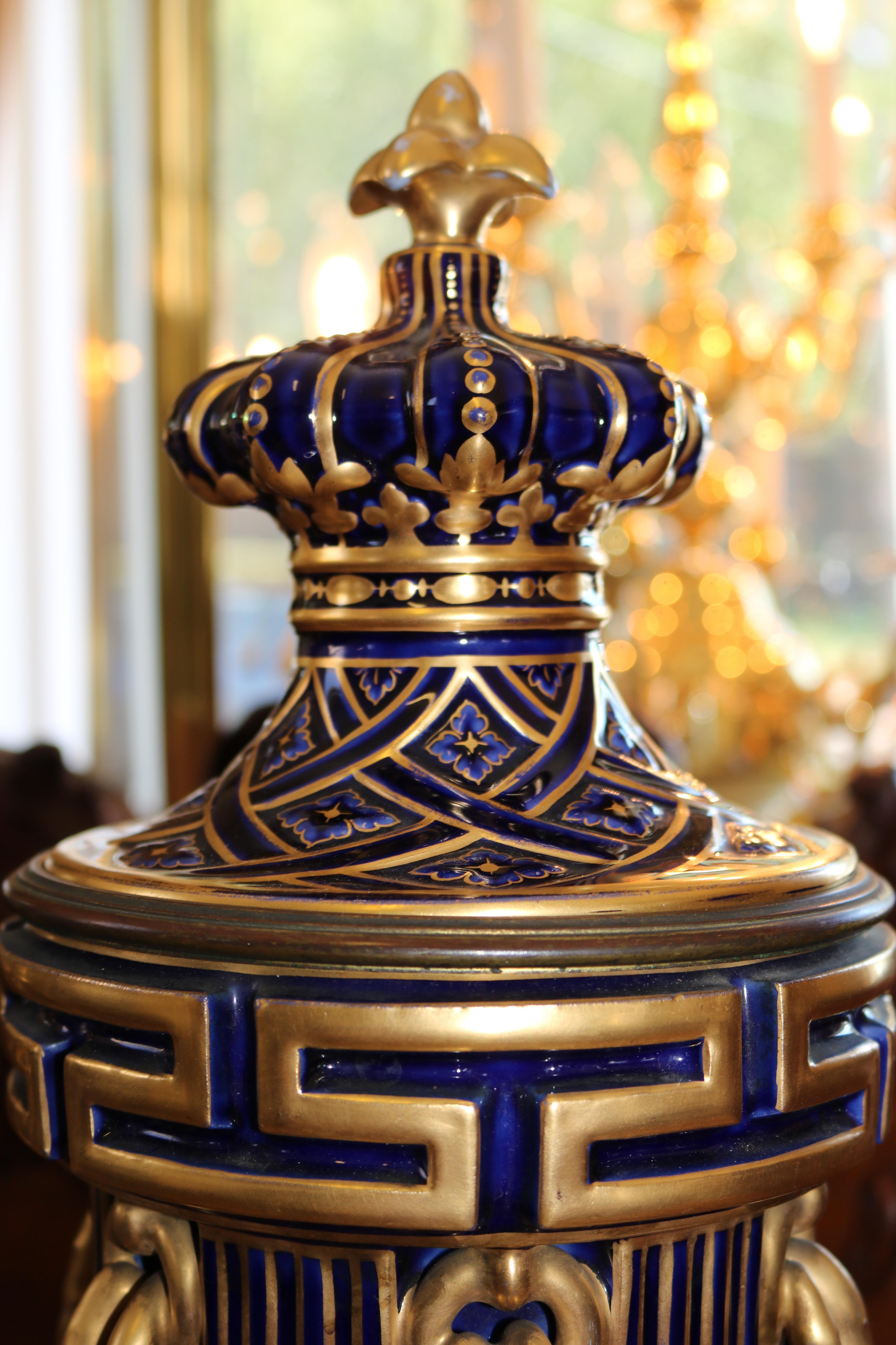 Vasen im Sevres-Stil des 19. Jahrhunderts nach der Sevres-Vase Grec A mit Ornamenten, Paar im Zustand „Gut“ im Angebot in Long Branch, NJ