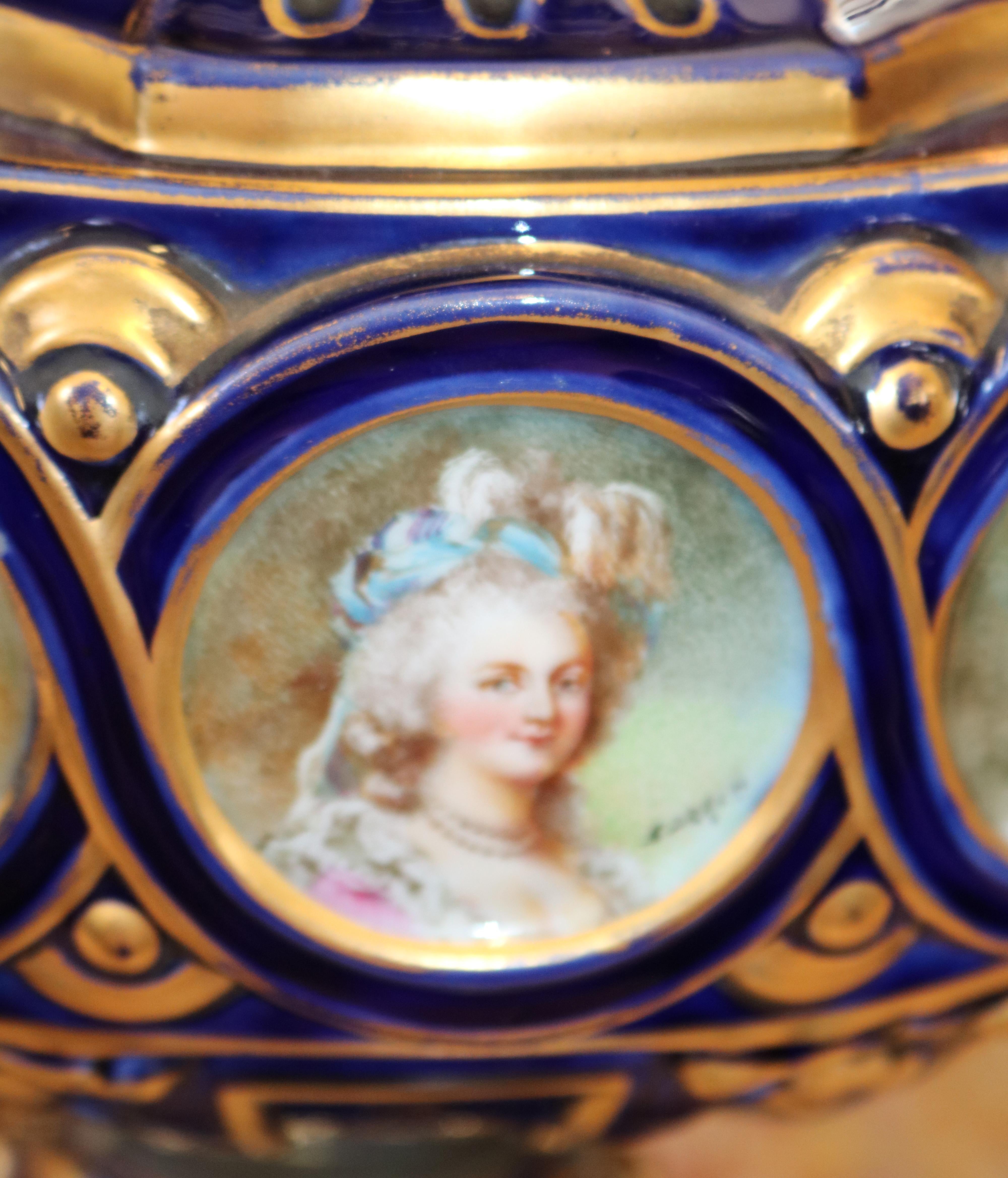 Porcelaine Paire de vases de style Sèvres du 19e siècle d'après le vase de Sèvres Grec A Ornements en vente