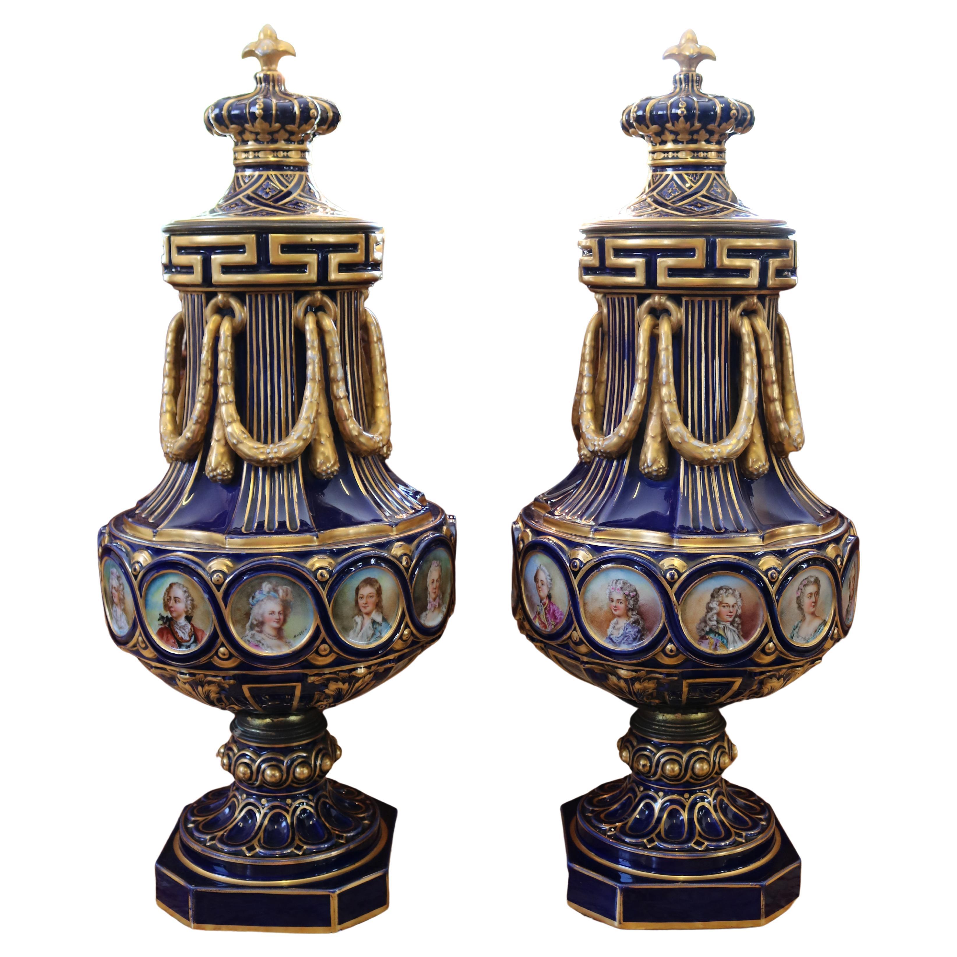 Vasen im Sevres-Stil des 19. Jahrhunderts nach der Sevres-Vase Grec A mit Ornamenten, Paar im Angebot