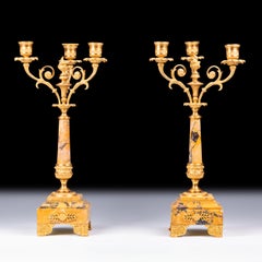 Paar dreiflammige Kandelaber aus Siena-Marmor und Goldbronze des 19. Jahrhunderts mit drei Lichtern