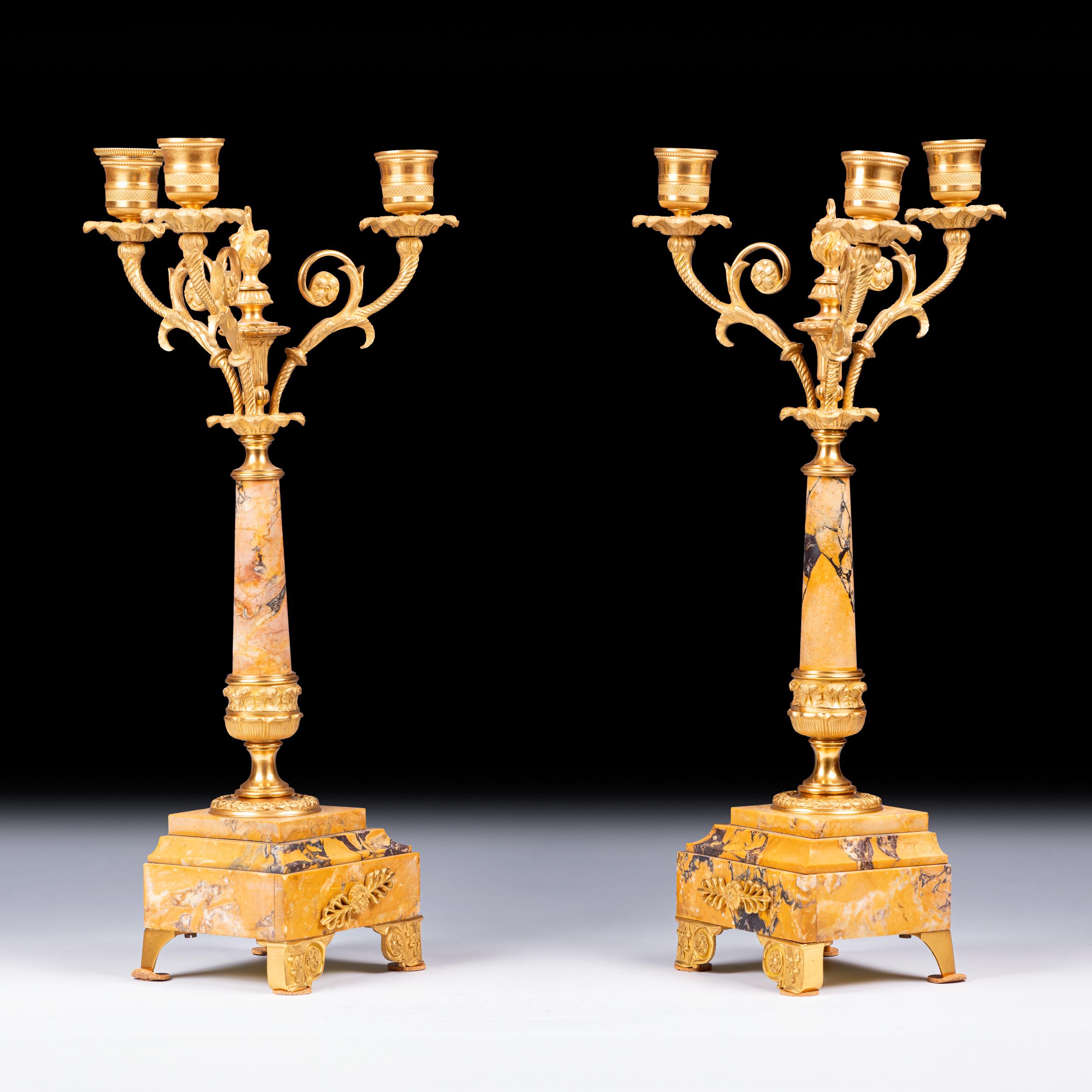 Luigi XIV Coppia di candelabri a tre luci in marmo di Siena del XIX secolo e montati su ormeggio in vendita