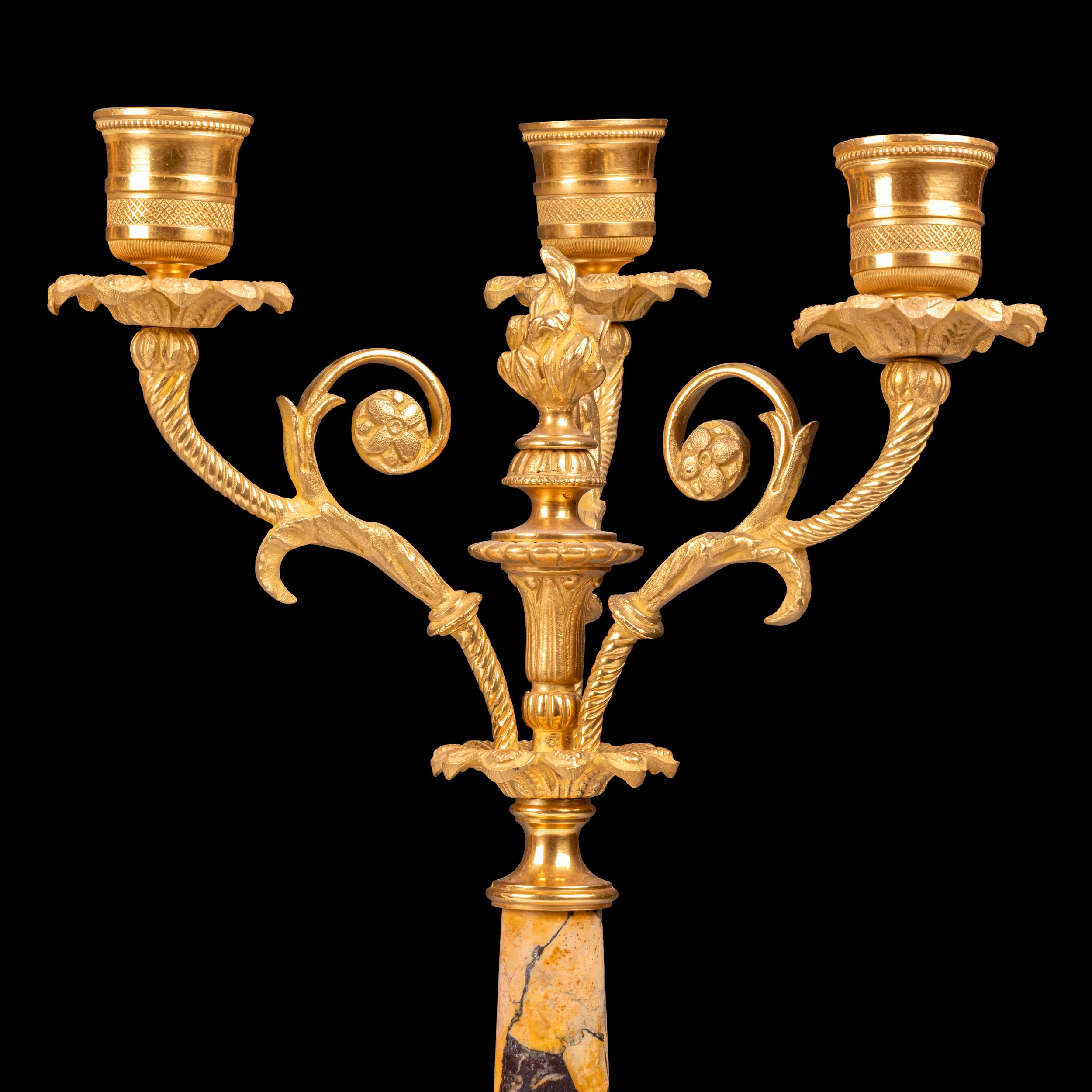 Francese Coppia di candelabri a tre luci in marmo di Siena del XIX secolo e montati su ormeggio in vendita