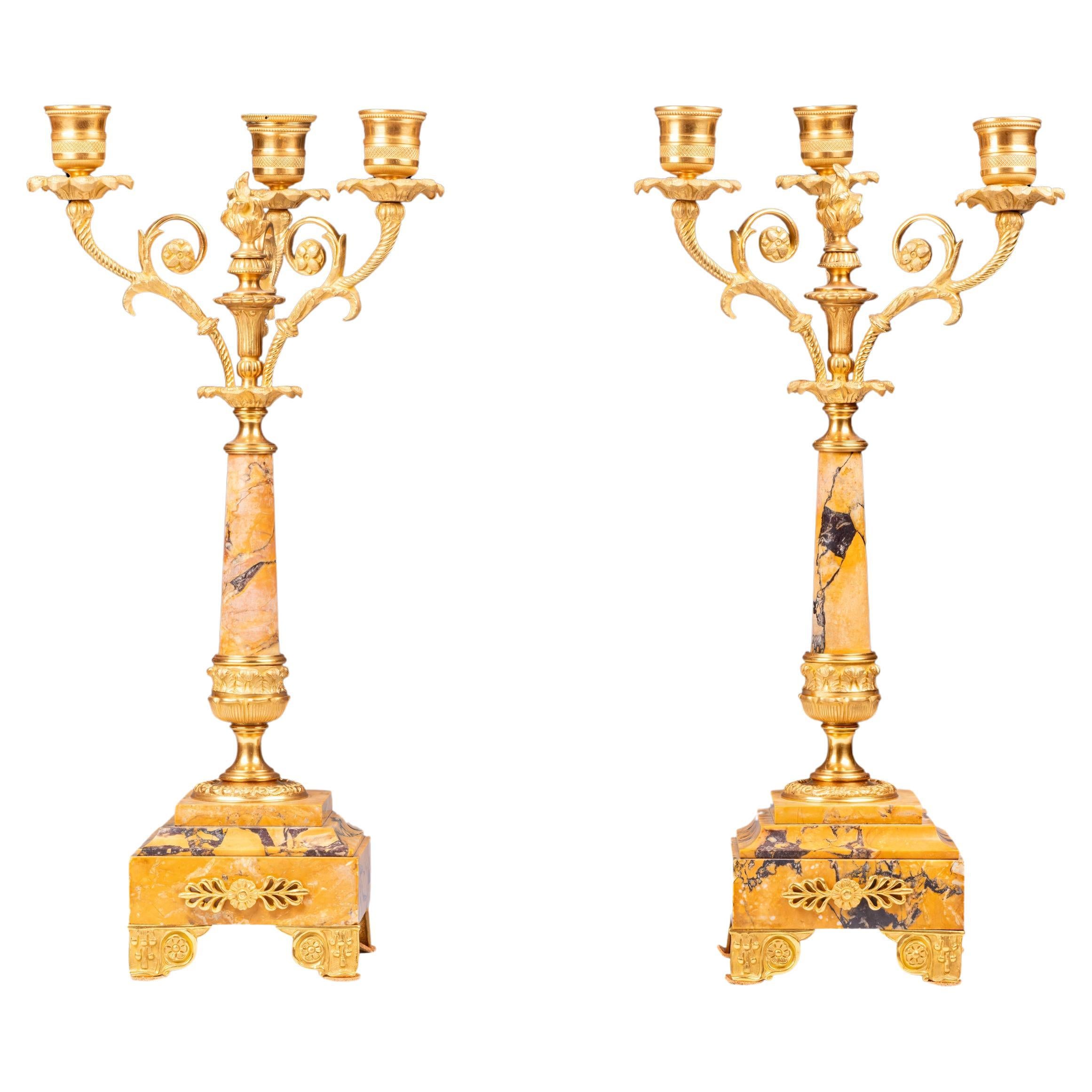 Coppia di candelabri a tre luci in marmo di Siena del XIX secolo e montati su ormeggio