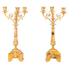 Paar dreiflammige Kandelaber aus Siena-Marmor und Goldbronze des 19. Jahrhunderts mit drei Lichtern