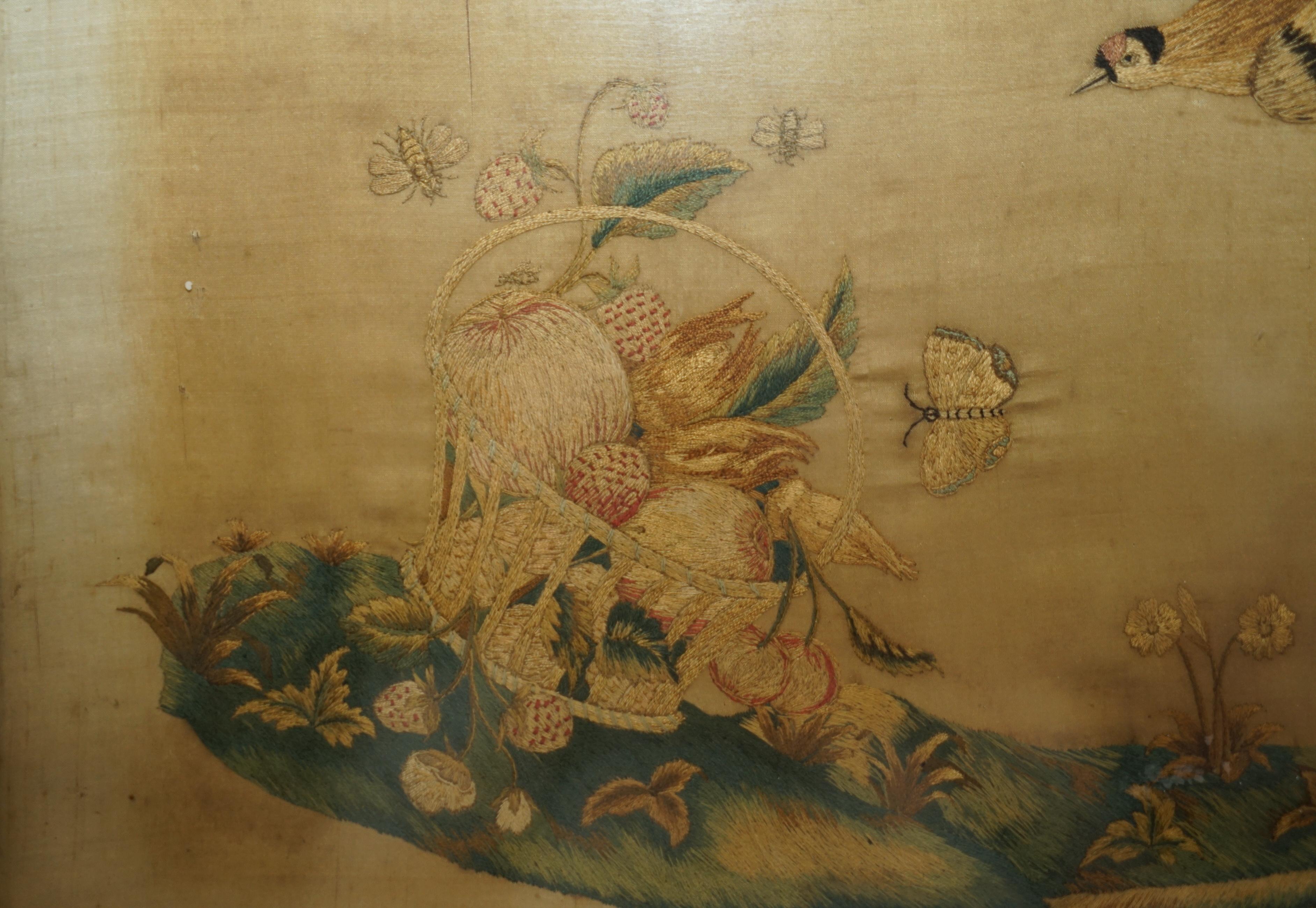 Paar handgewebte Wandteppiche aus Seide des 19. Jahrhunderts mit Bildern von Vögeln in Früchten im Angebot 5