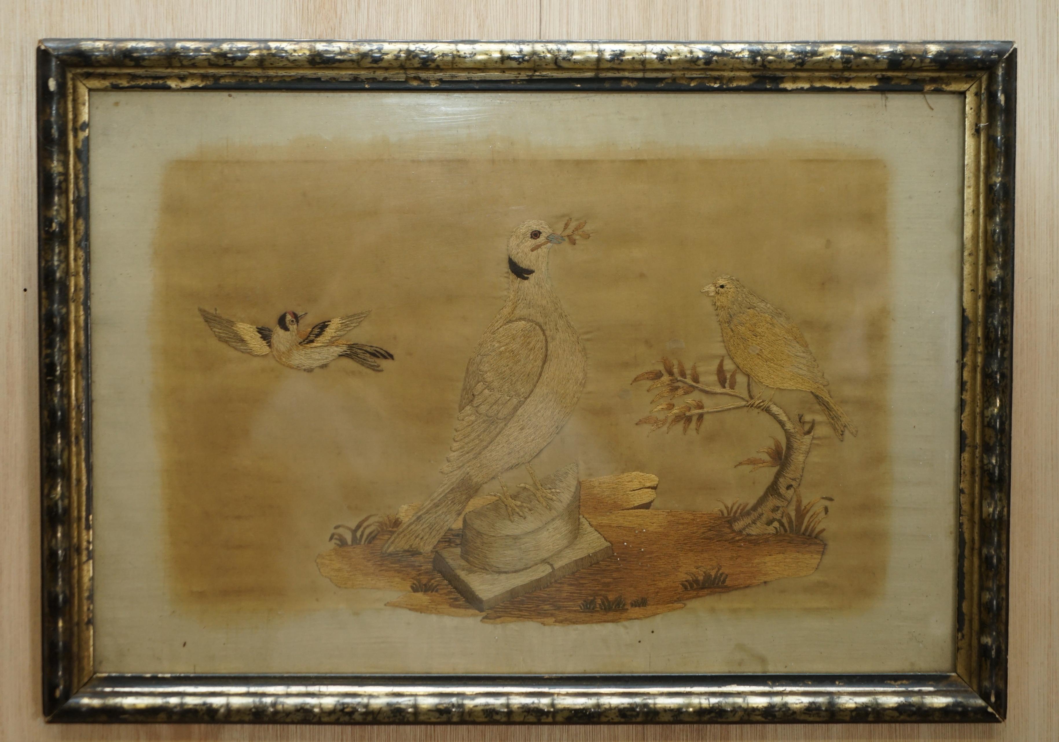 Paire de tableaux de tapisseries en soie tissées à la main du 19ème siècle représentant des oiseaux et des fruits en vente 6