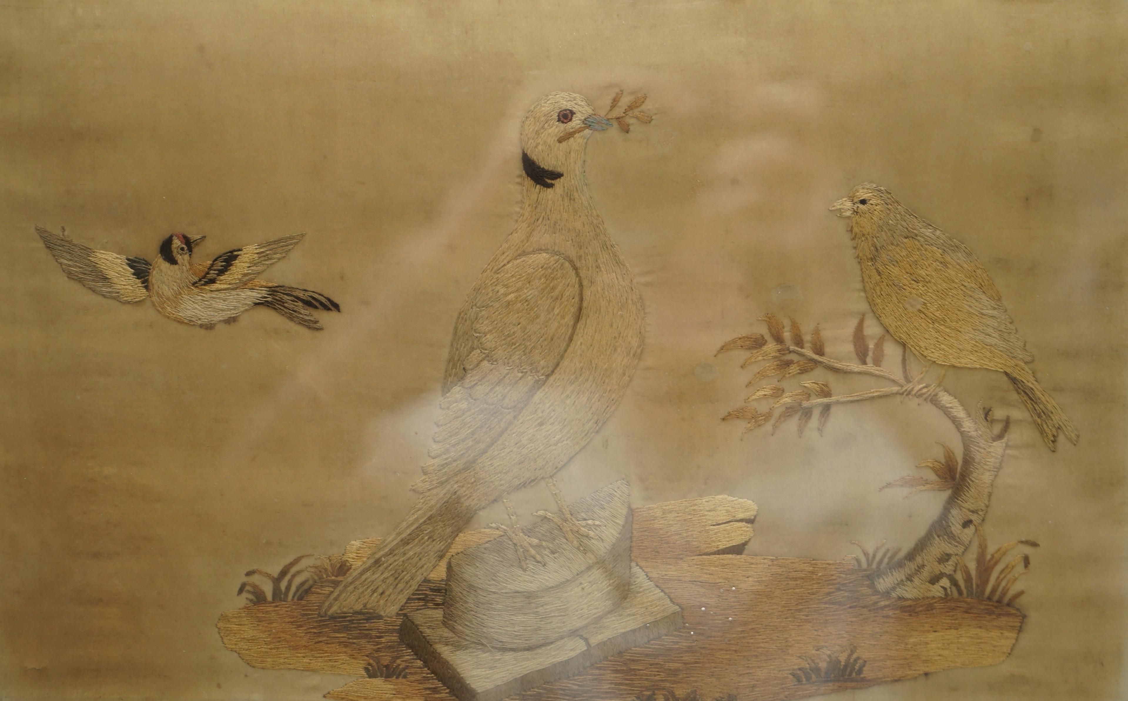 Paire de tableaux de tapisseries en soie tissées à la main du 19ème siècle représentant des oiseaux et des fruits en vente 7