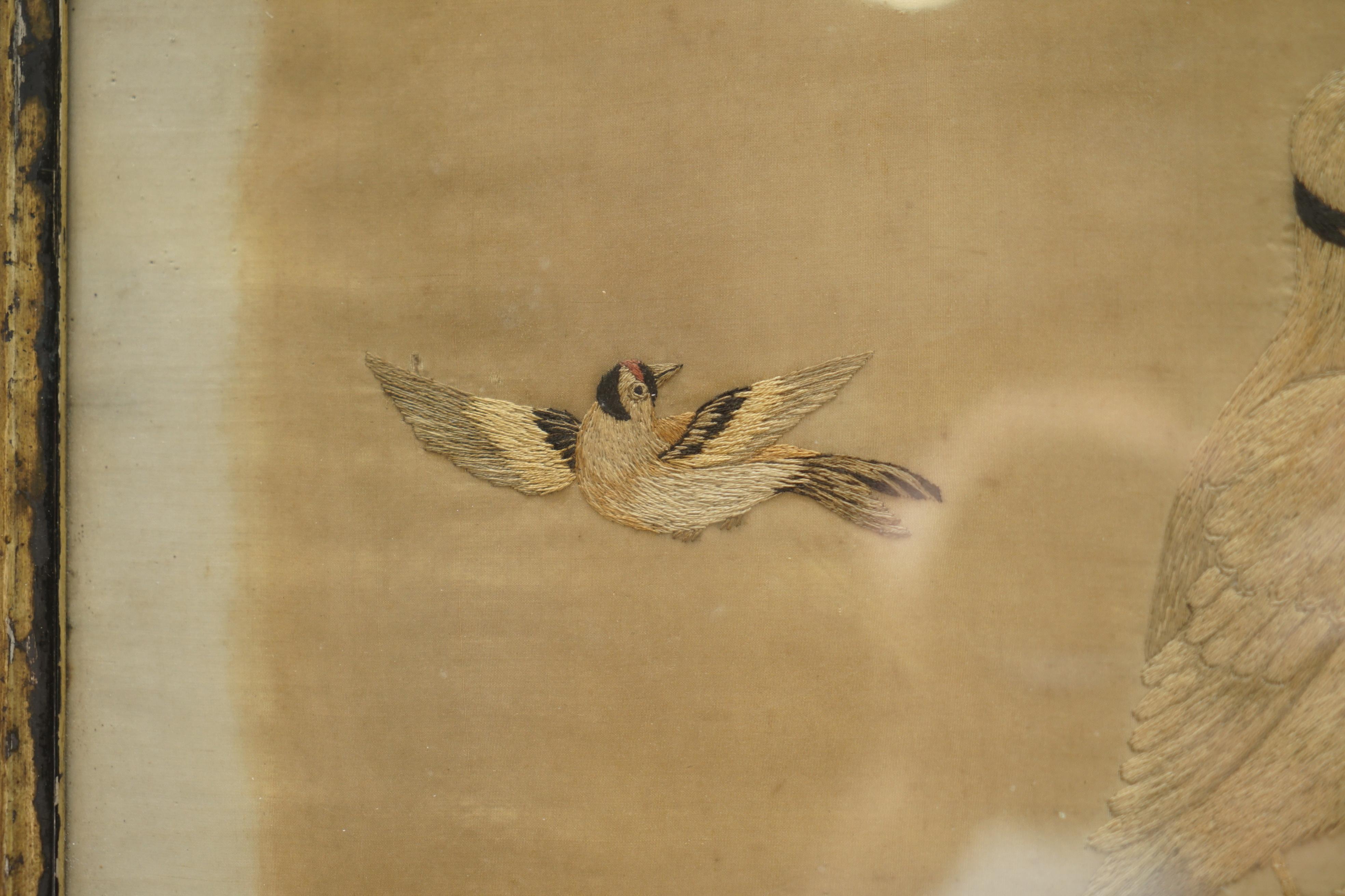 Paire de tableaux de tapisseries en soie tissées à la main du 19ème siècle représentant des oiseaux et des fruits en vente 8