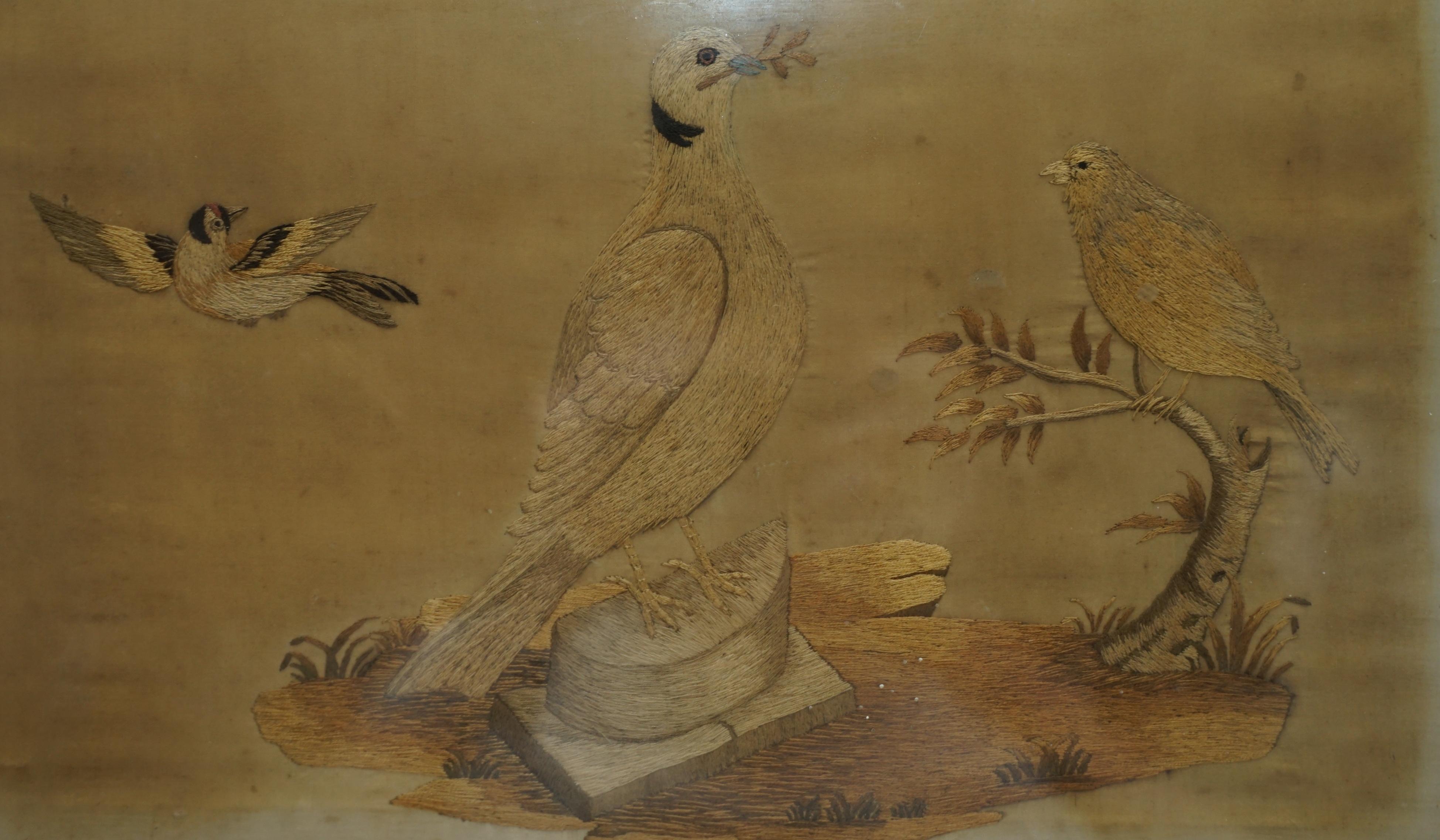 Paar handgewebte Wandteppiche aus Seide des 19. Jahrhunderts mit Bildern von Vögeln in Früchten im Angebot 10