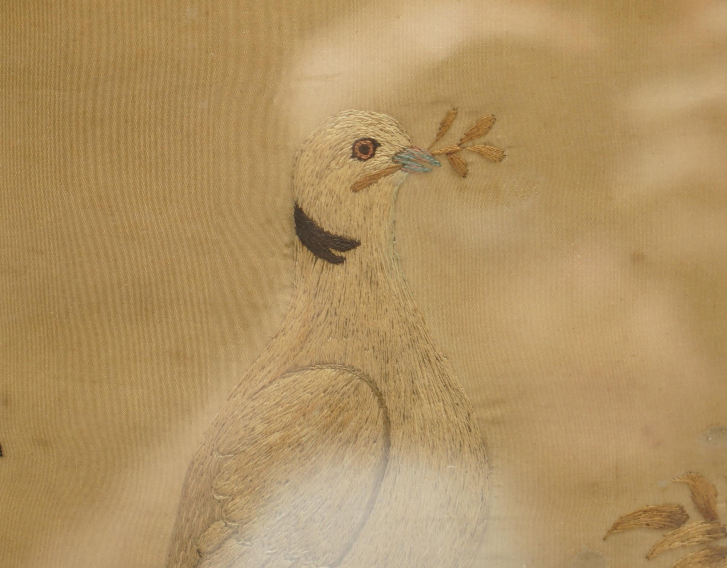 Paire de tableaux de tapisseries en soie tissées à la main du 19ème siècle représentant des oiseaux et des fruits en vente 10