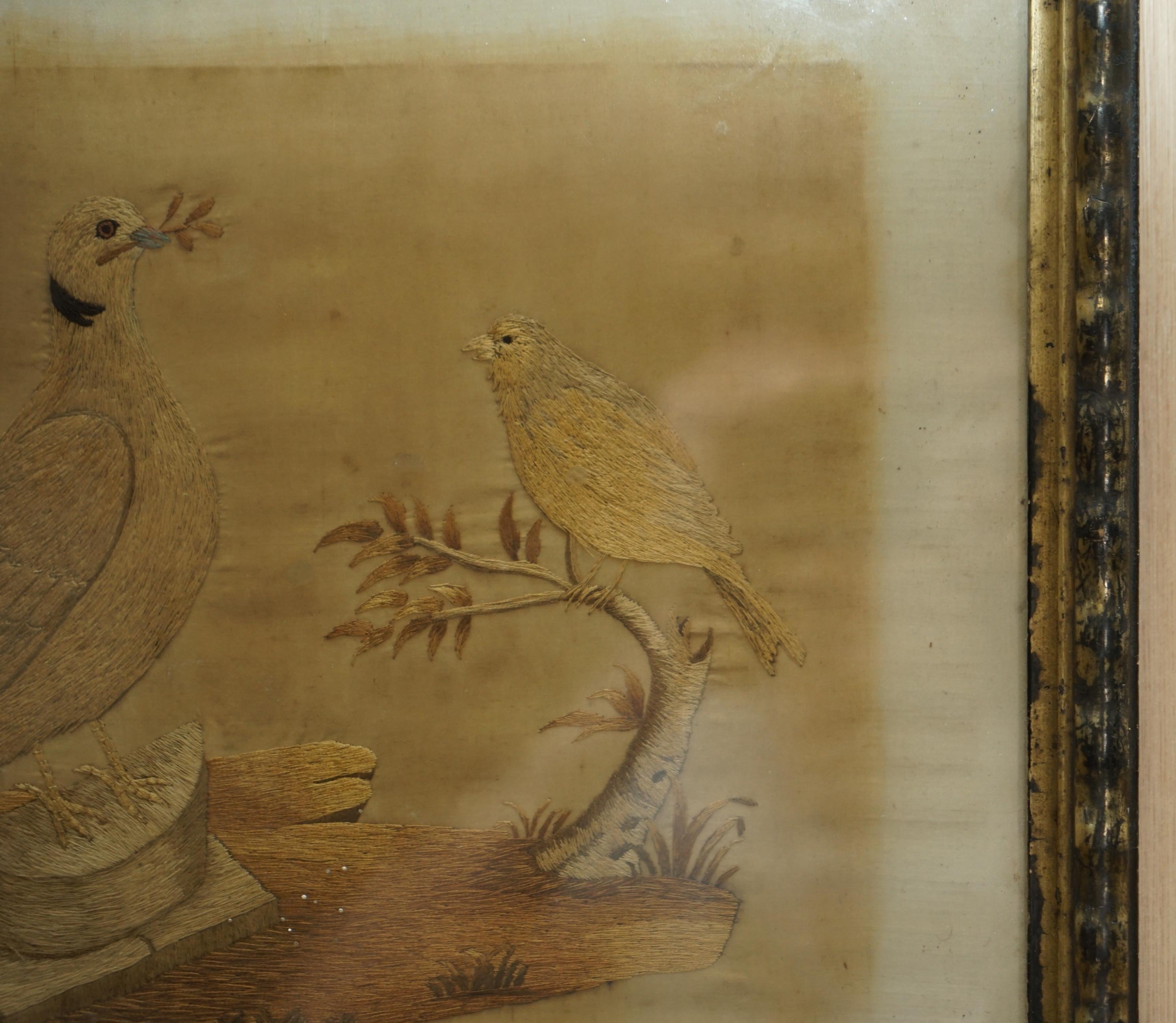 Paire de tableaux de tapisseries en soie tissées à la main du 19ème siècle représentant des oiseaux et des fruits en vente 11