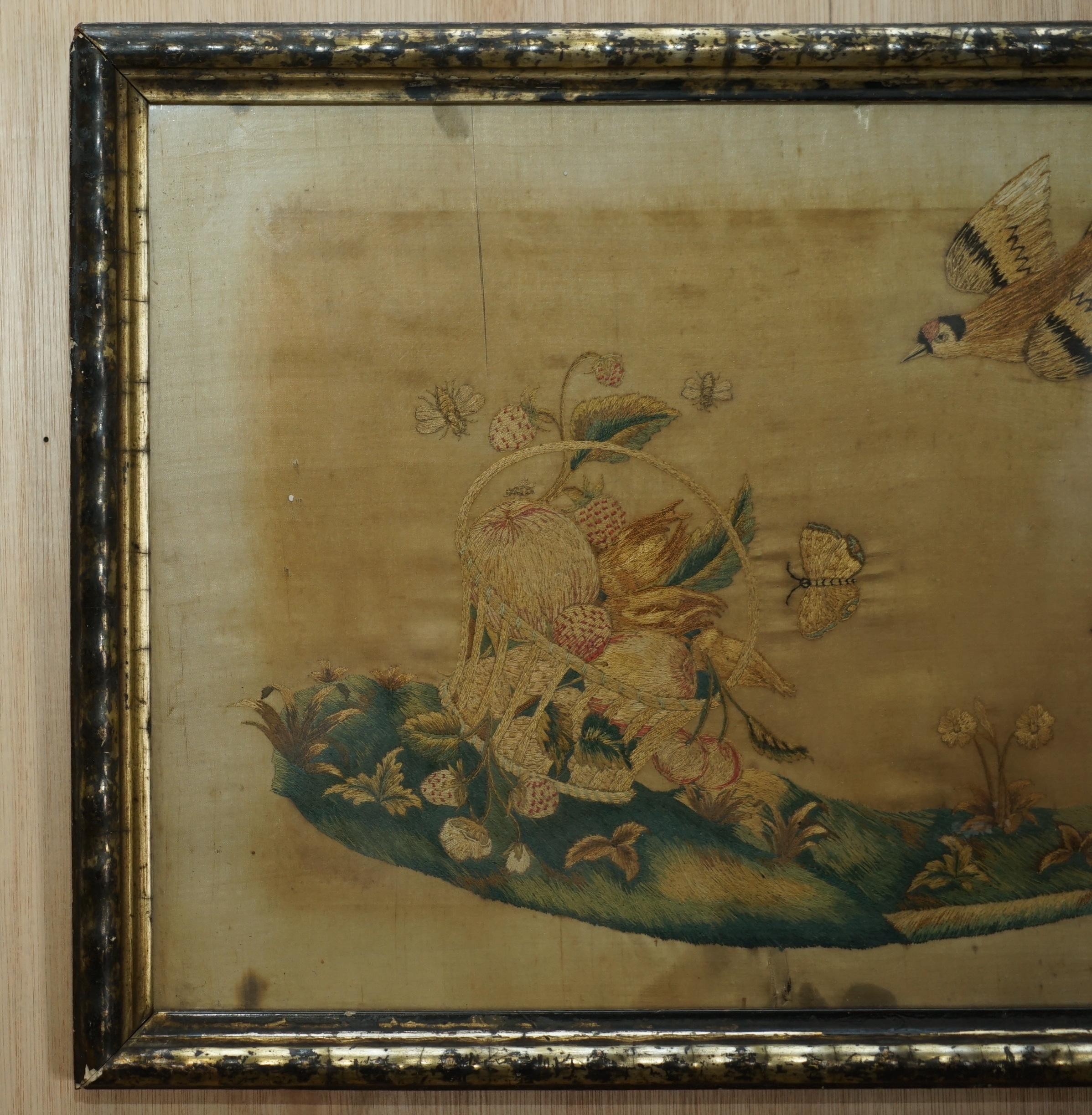 Paar handgewebte Wandteppiche aus Seide des 19. Jahrhunderts mit Bildern von Vögeln in Früchten (Frühviktorianisch) im Angebot