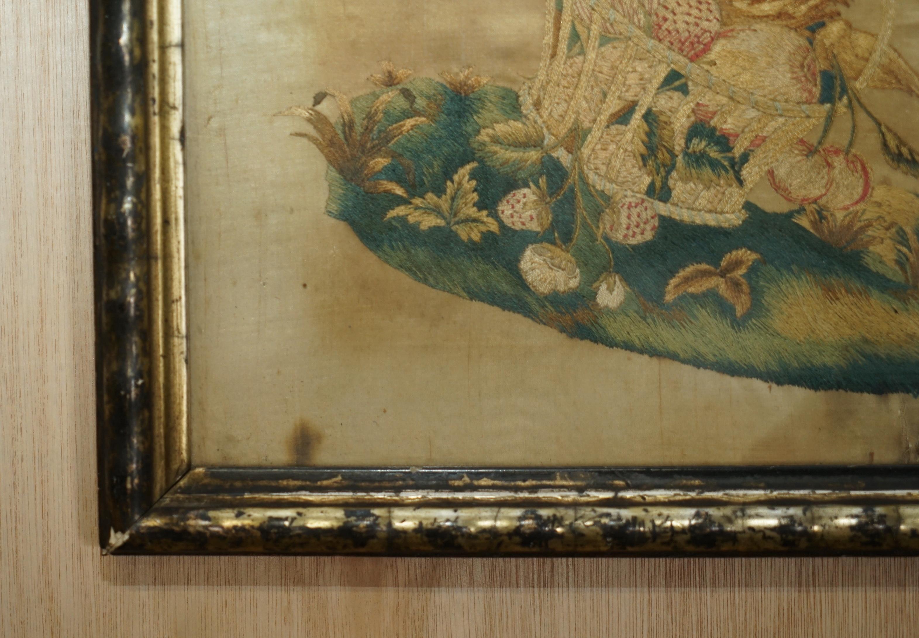 Paar handgewebte Wandteppiche aus Seide des 19. Jahrhunderts mit Bildern von Vögeln in Früchten (Bestickt) im Angebot