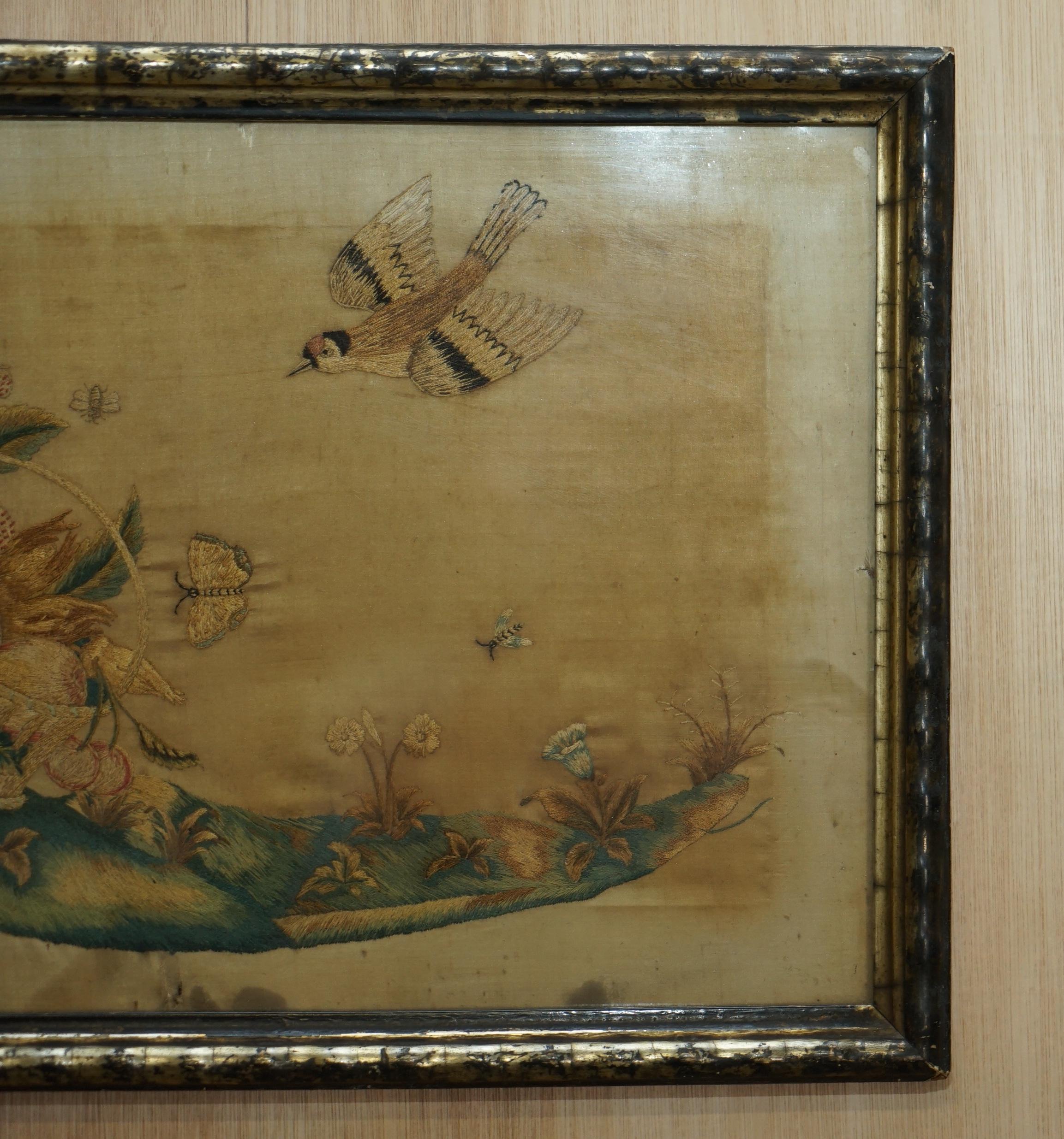 Paar handgewebte Wandteppiche aus Seide des 19. Jahrhunderts mit Bildern von Vögeln in Früchten (Mittleres 19. Jahrhundert) im Angebot