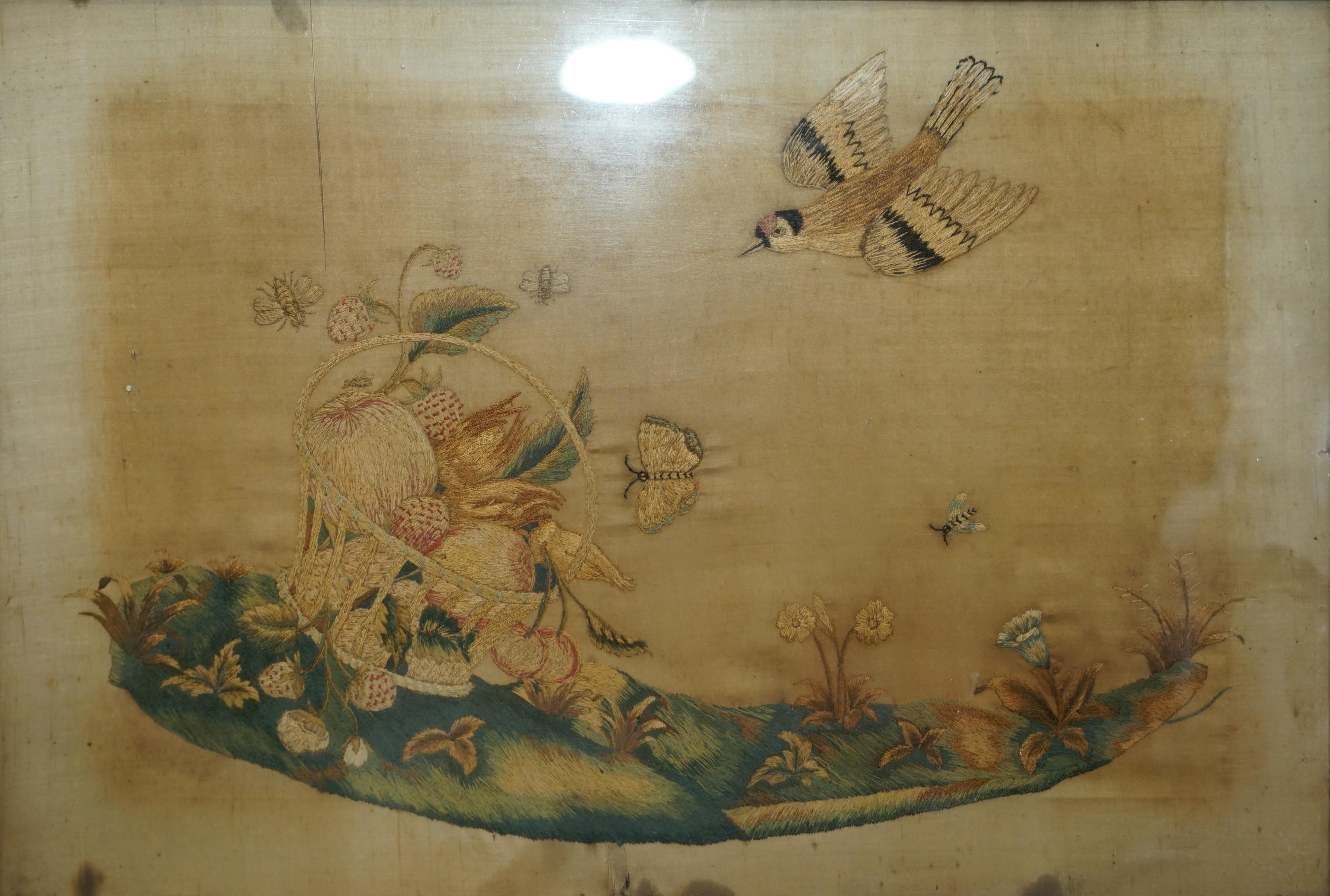 Paire de tableaux de tapisseries en soie tissées à la main du 19ème siècle représentant des oiseaux et des fruits en vente 2