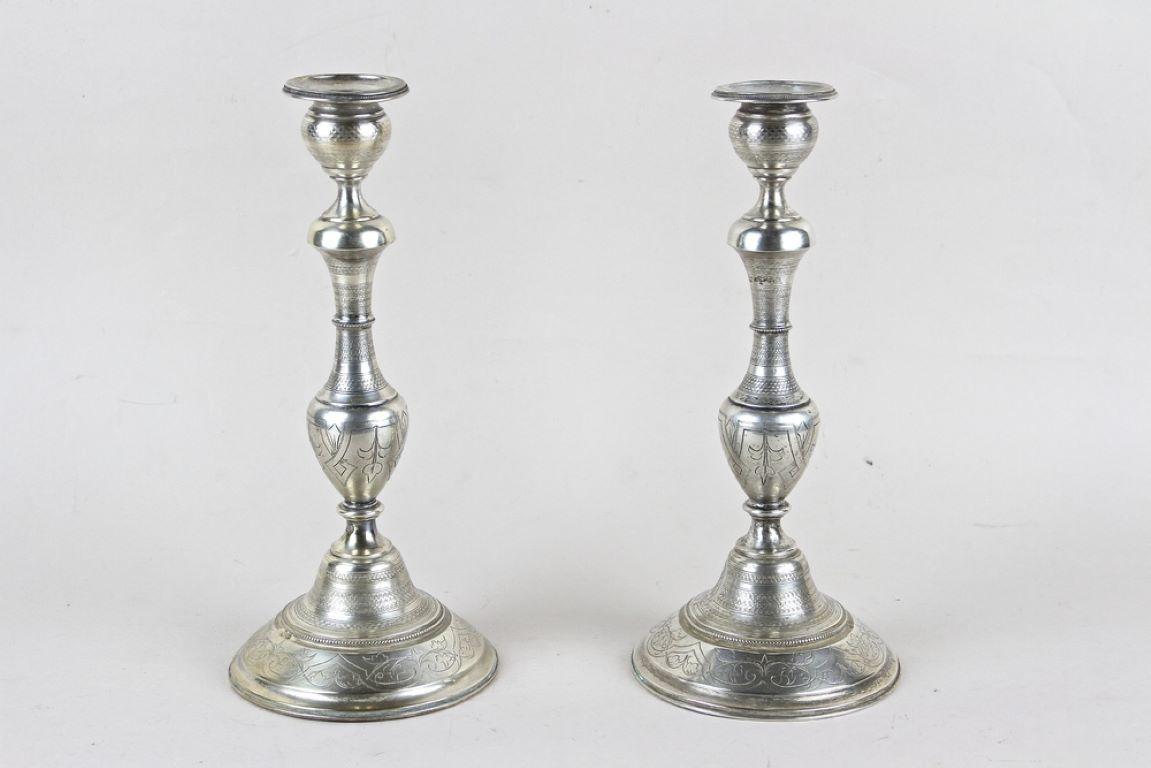 Aufwändig gefertigtes Paar massiver Silberleuchter aus dem 19. Jahrhundert um 1870 in Österreich. Diese erstaunlich aussehenden Kerzenständer gehörten zum Inventar eines herrschaftlichen Haushalts in Niederösterreich. Sie sind aus Feinsilber