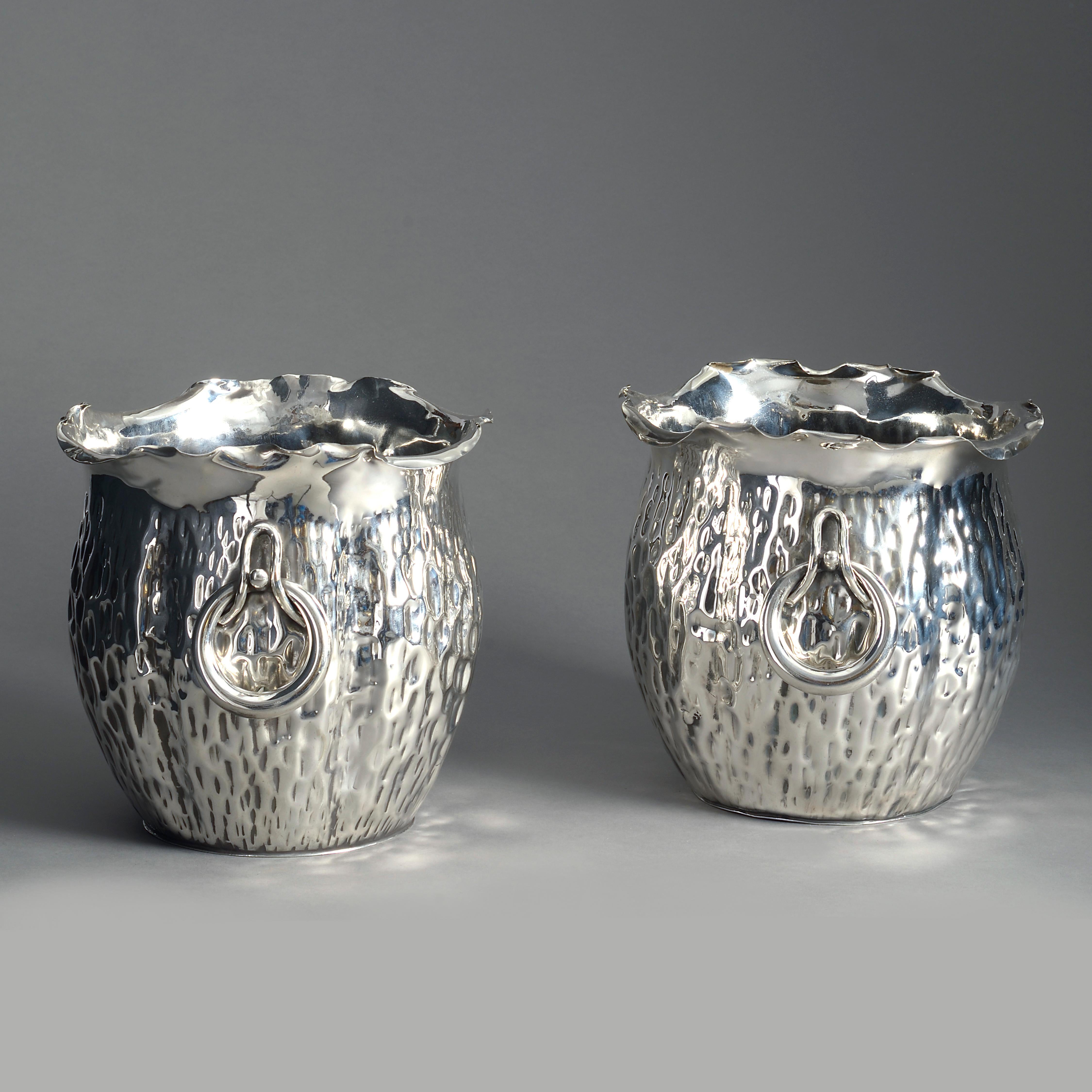 Arts and Crafts Coppia di fioriere o refrigeratori in argento del XIX secolo di Hukin and Heath in vendita