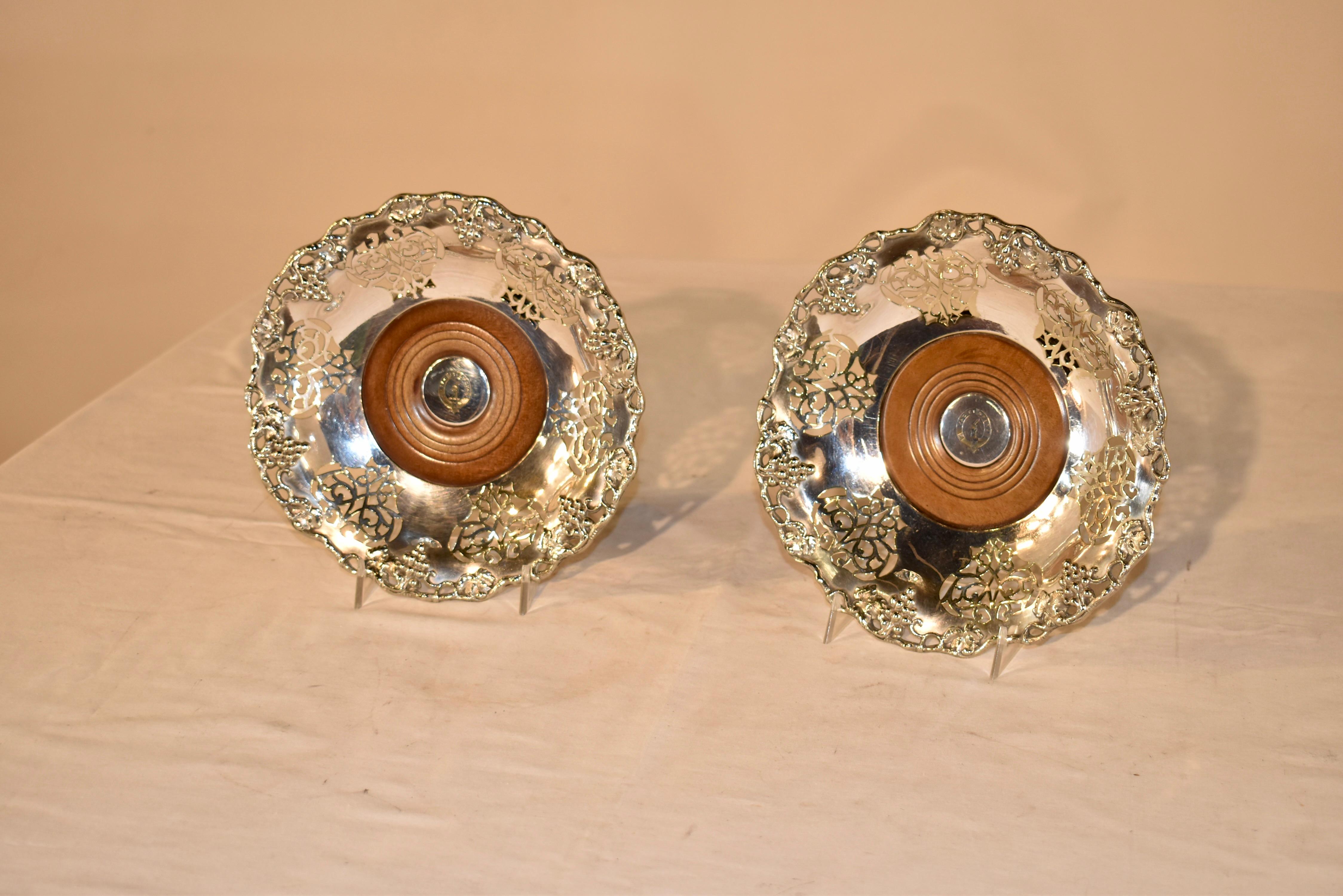 Paar wunderschöne versilberte Weinflaschenuntersetzer aus dem 19. Jahrhundert mit gedrechselten Mahagoni-Mittelscheiben.  In der Mitte der Mahagonischeibe befindet sich eine versilberte Plakette mit den schottischen Claninsignien des Matheson-Clans.