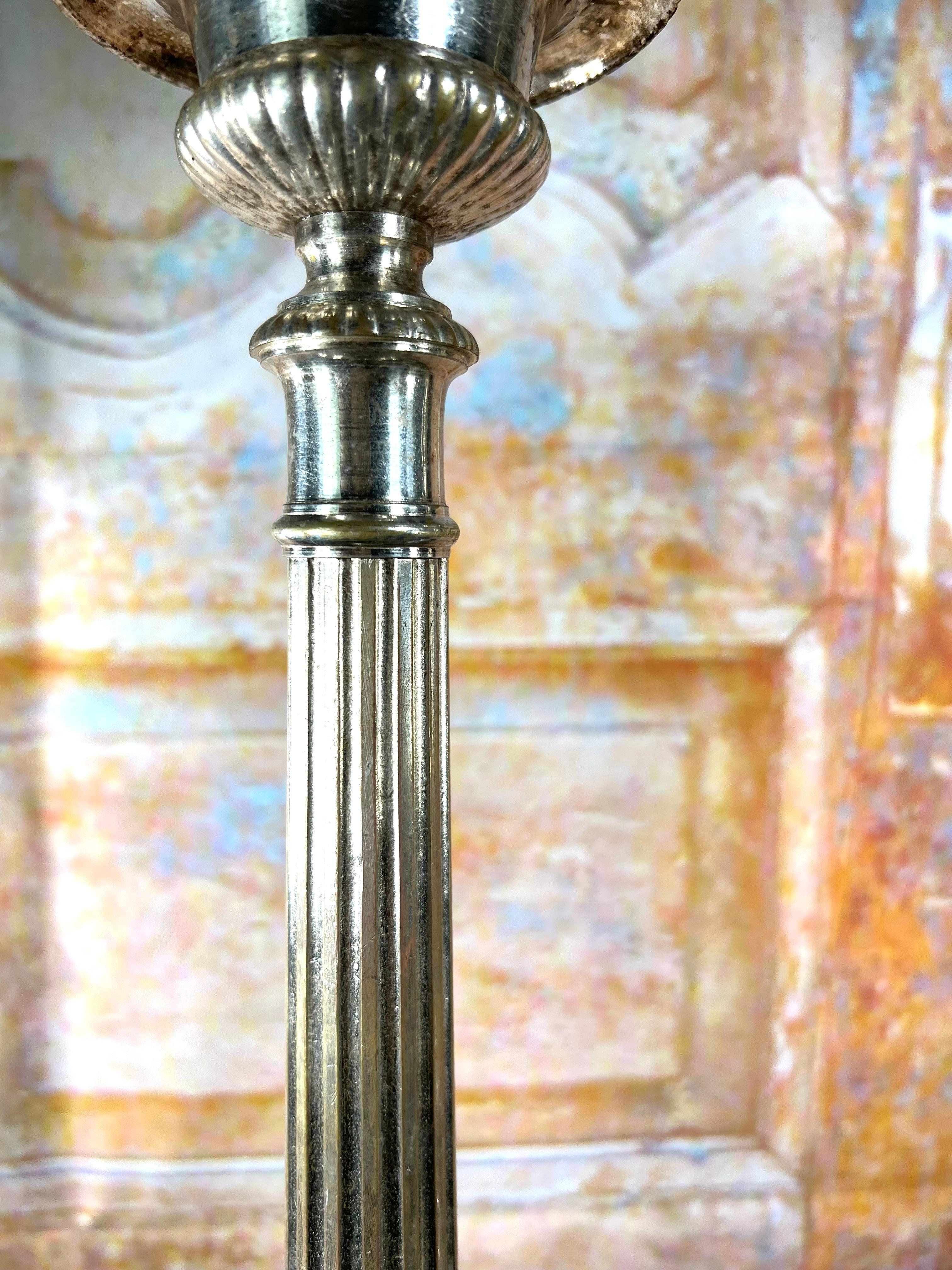 Coppia di candelabri da altare in metallo argentato del XIX secolo in vendita 5