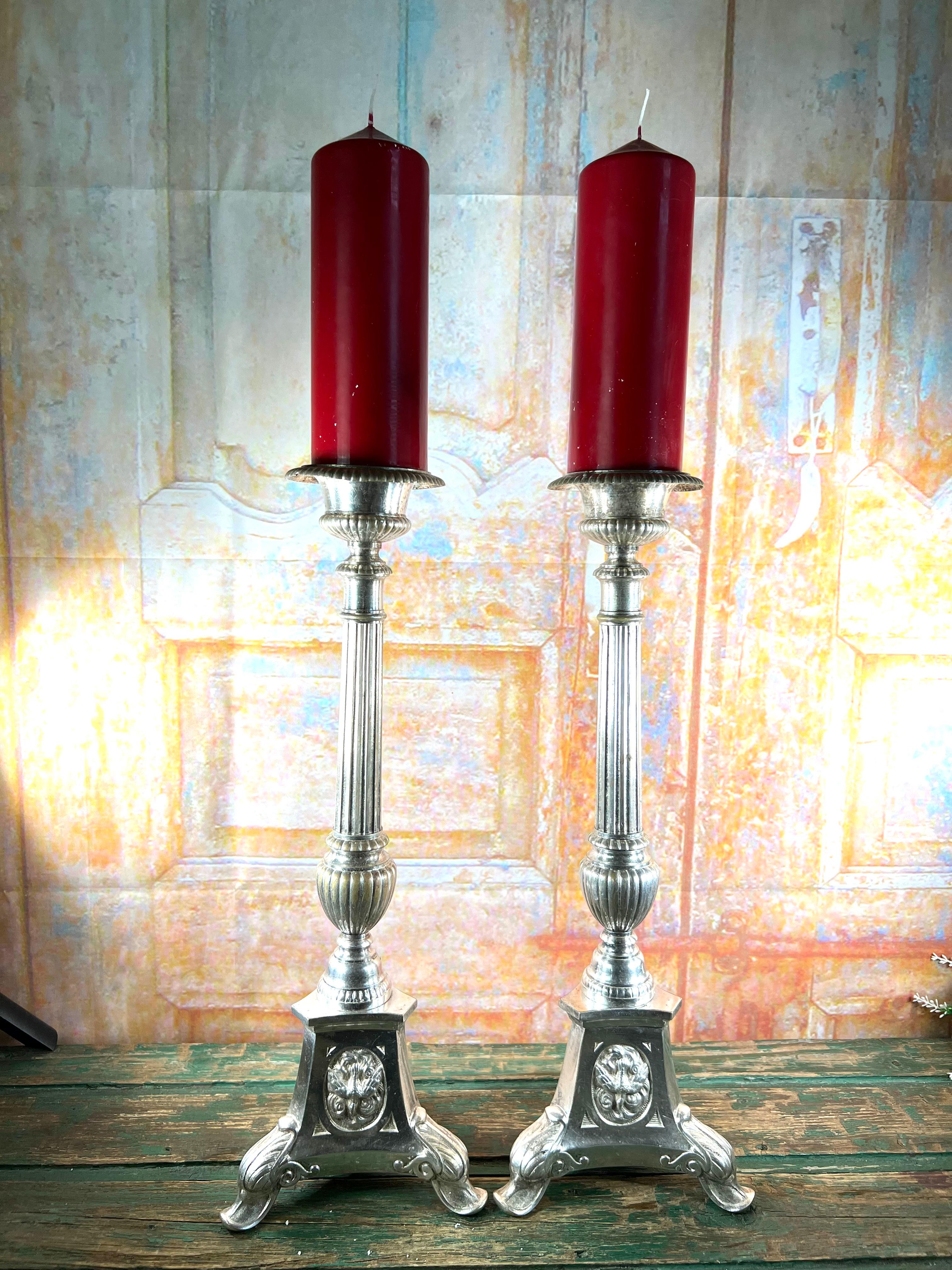 Coppia di candelabri da altare in metallo argentato del XIX secolo in vendita 6