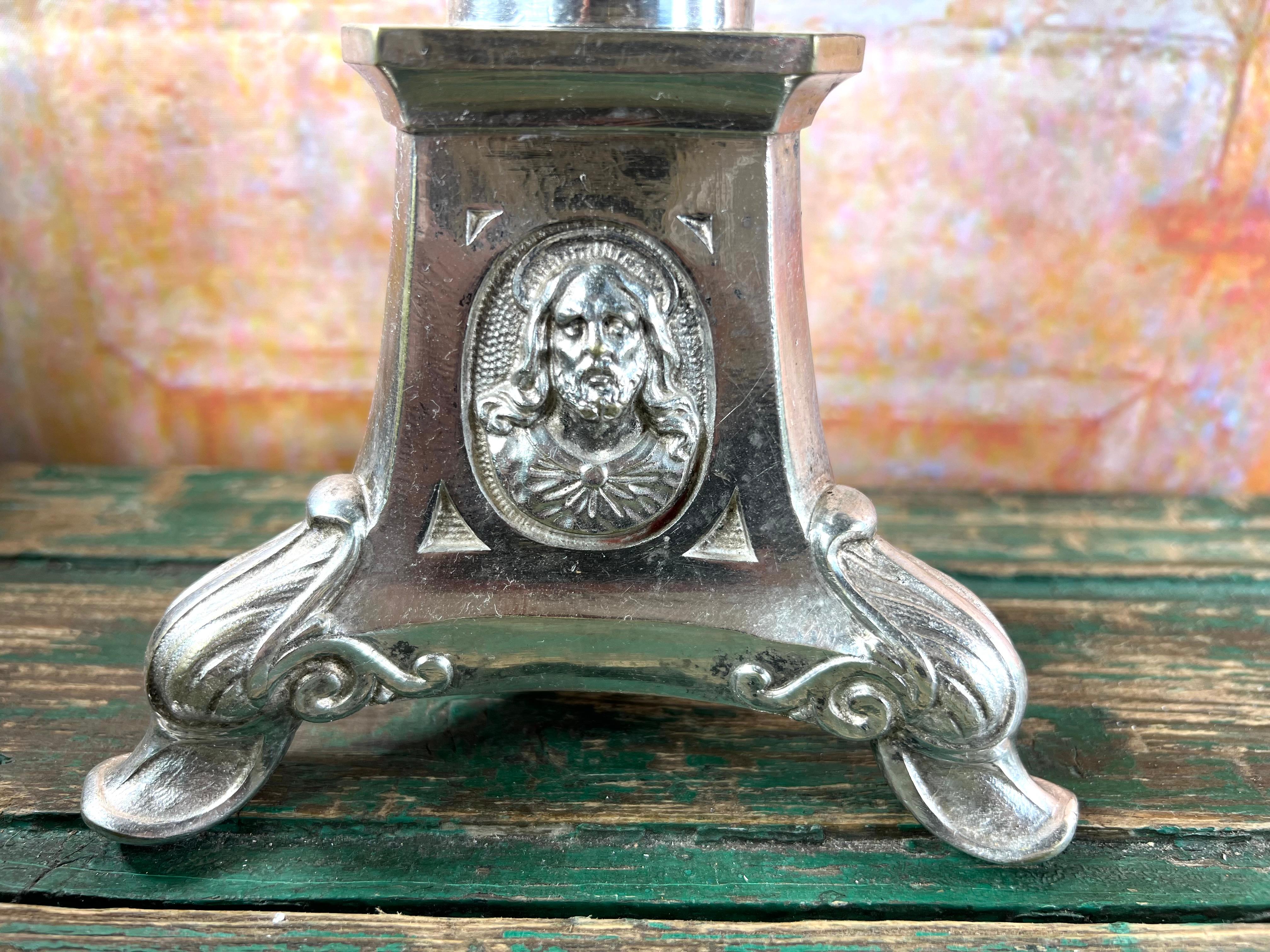 Coppia di candelabri da altare in metallo argentato del XIX secolo in vendita 8