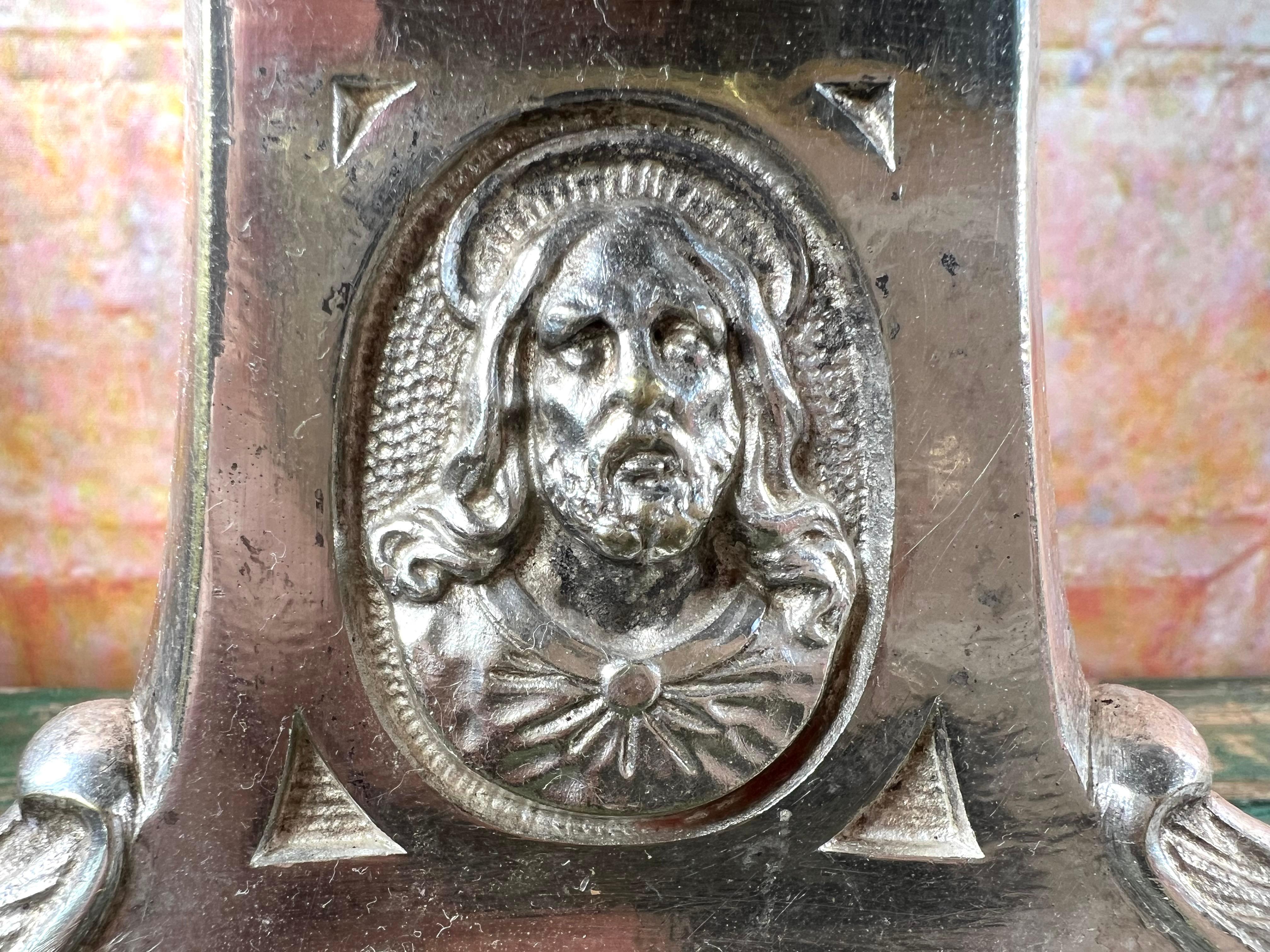 Coppia di candelabri da altare in metallo argentato del XIX secolo in vendita 9
