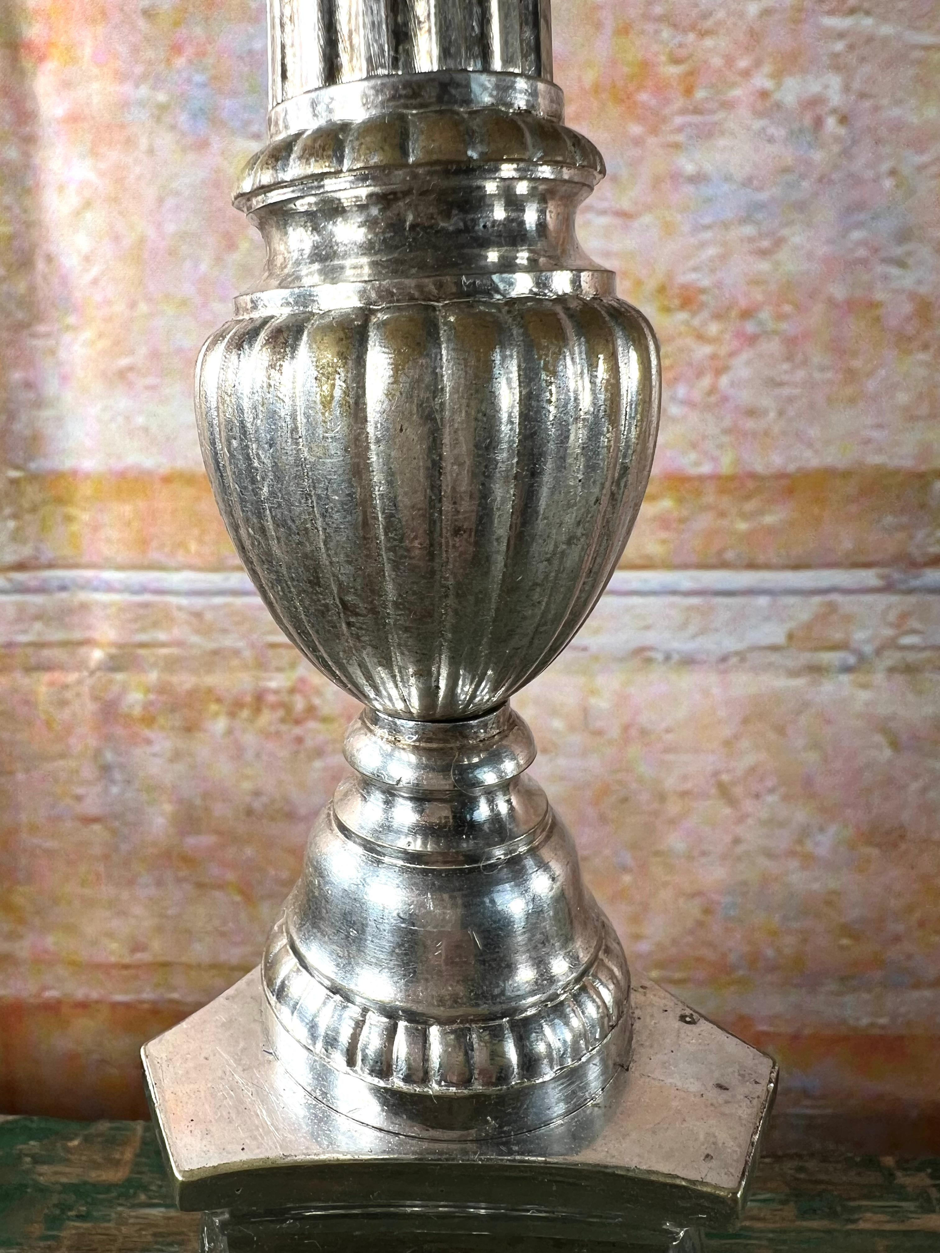 Coppia di candelabri da altare in metallo argentato del XIX secolo in vendita 10