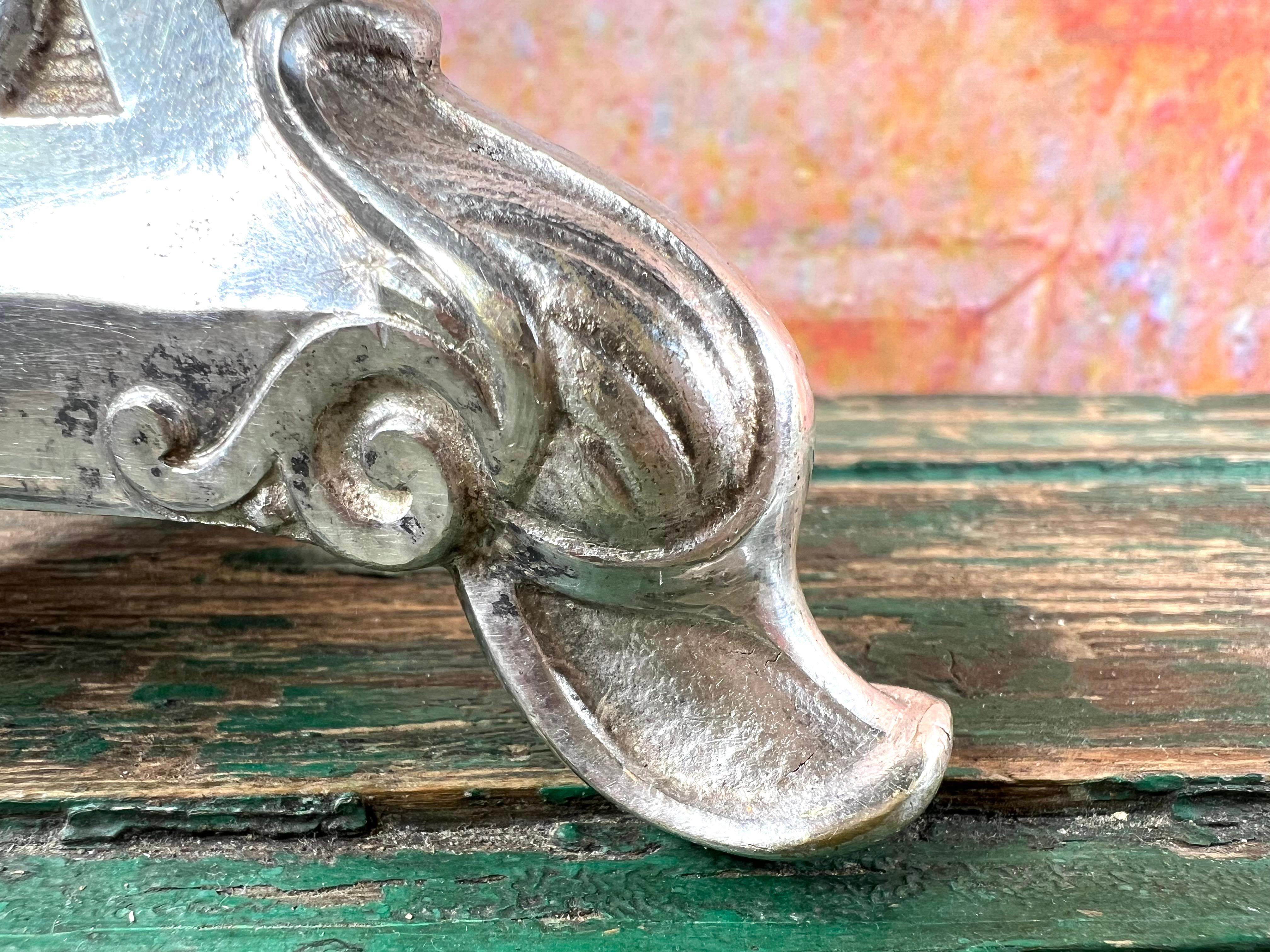 Coppia di candelabri da altare in metallo argentato del XIX secolo in vendita 11