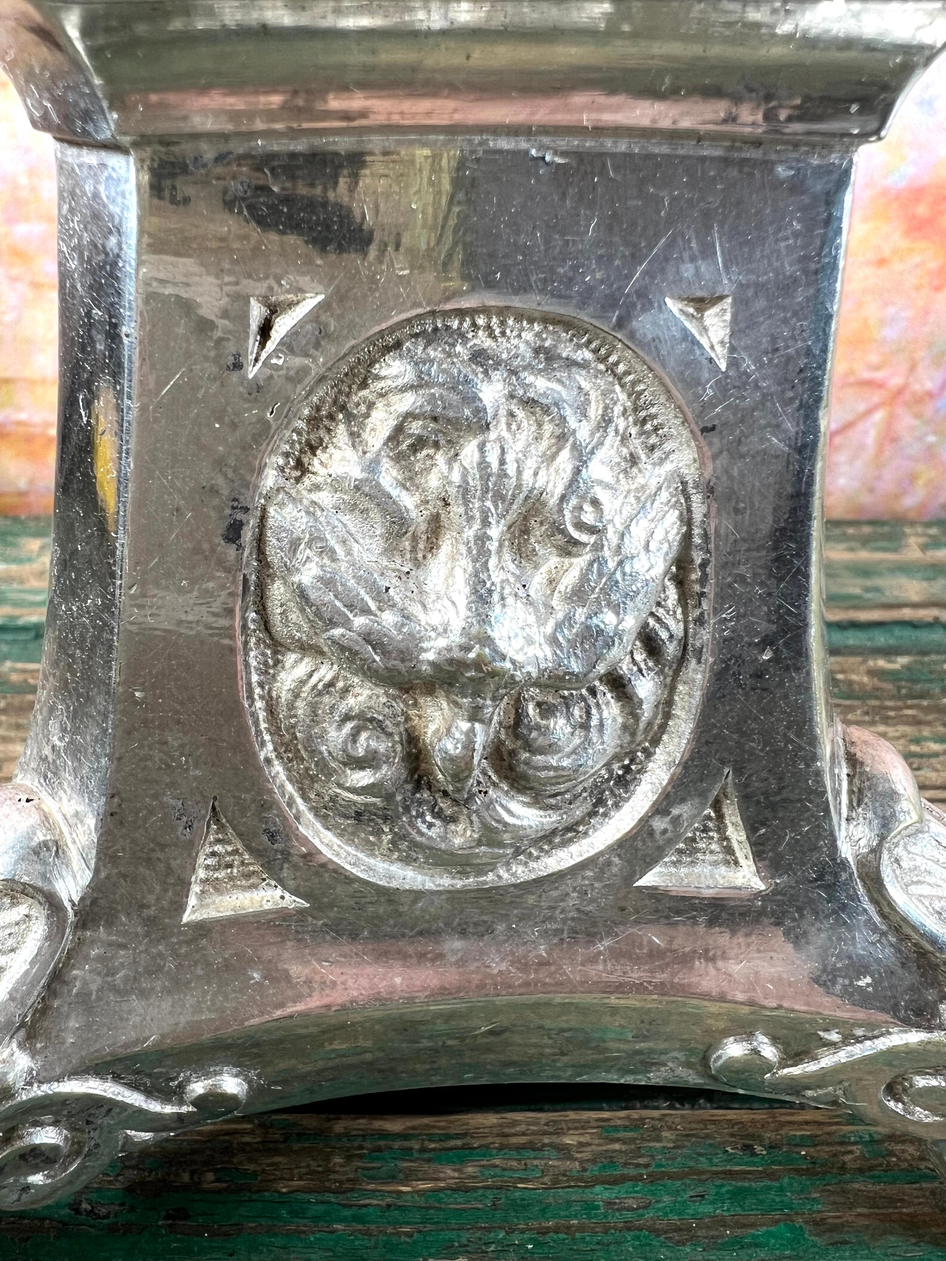 Coppia di candelabri da altare in metallo argentato del XIX secolo in vendita 13