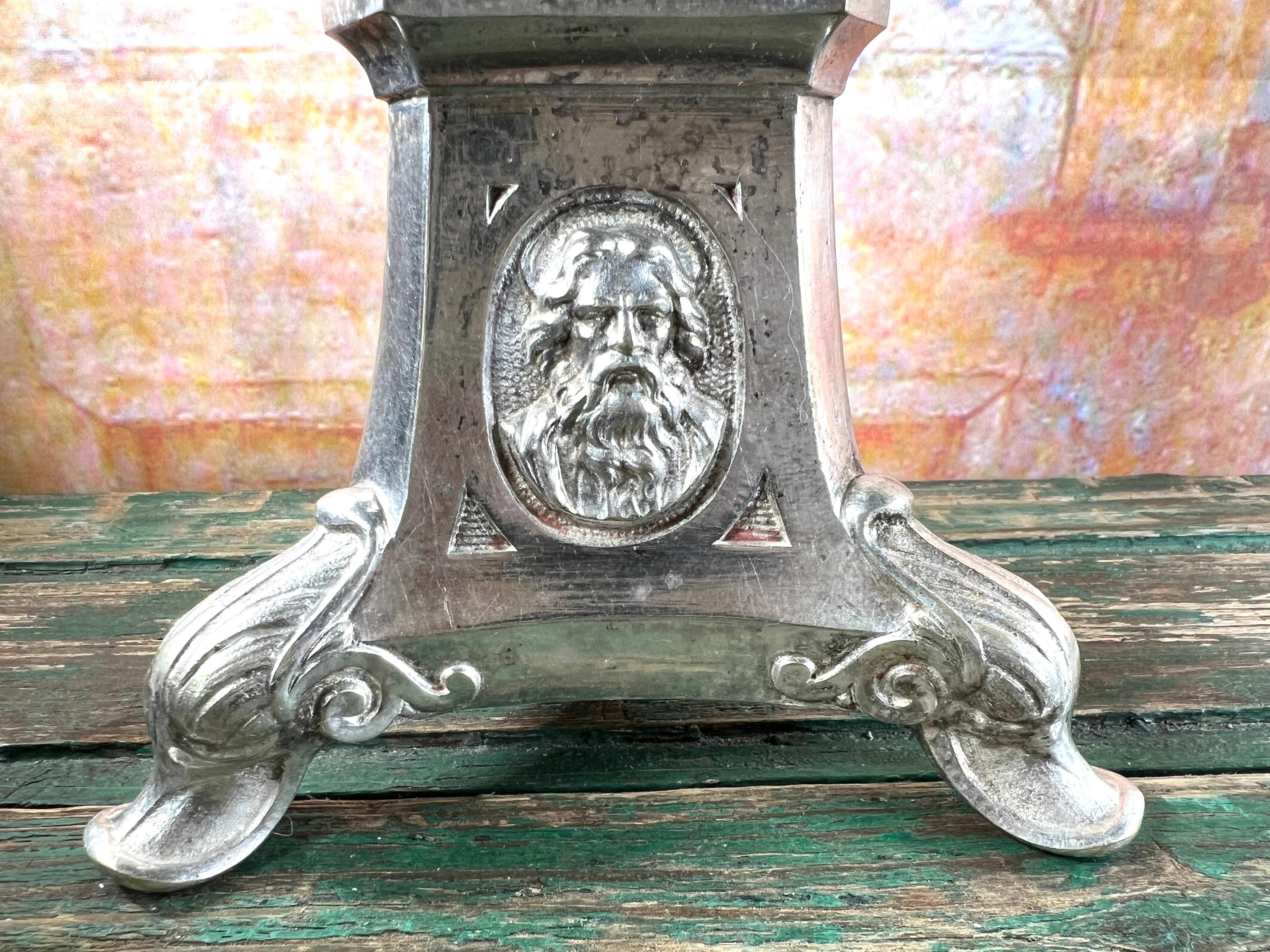 Coppia di candelabri da altare in metallo argentato del XIX secolo in vendita 14