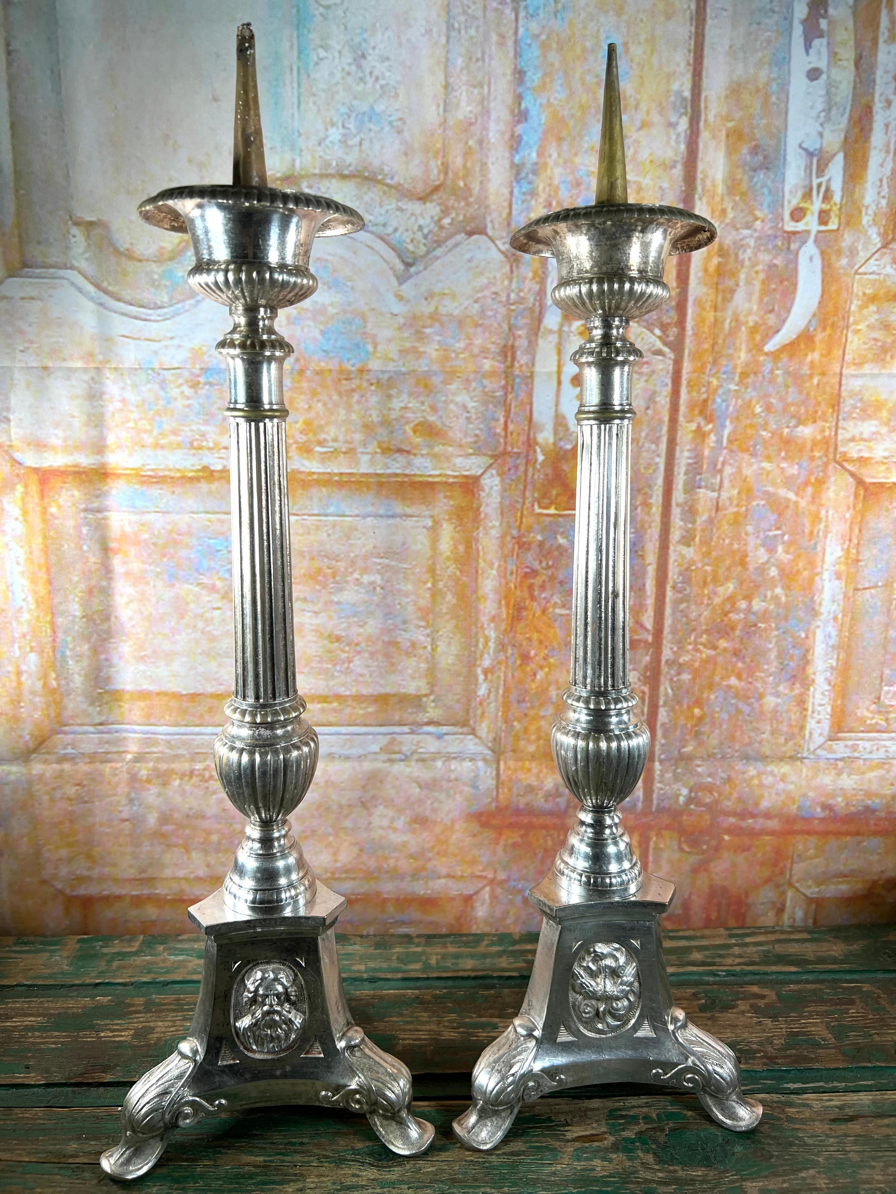 Francese Coppia di candelabri da altare in metallo argentato del XIX secolo in vendita