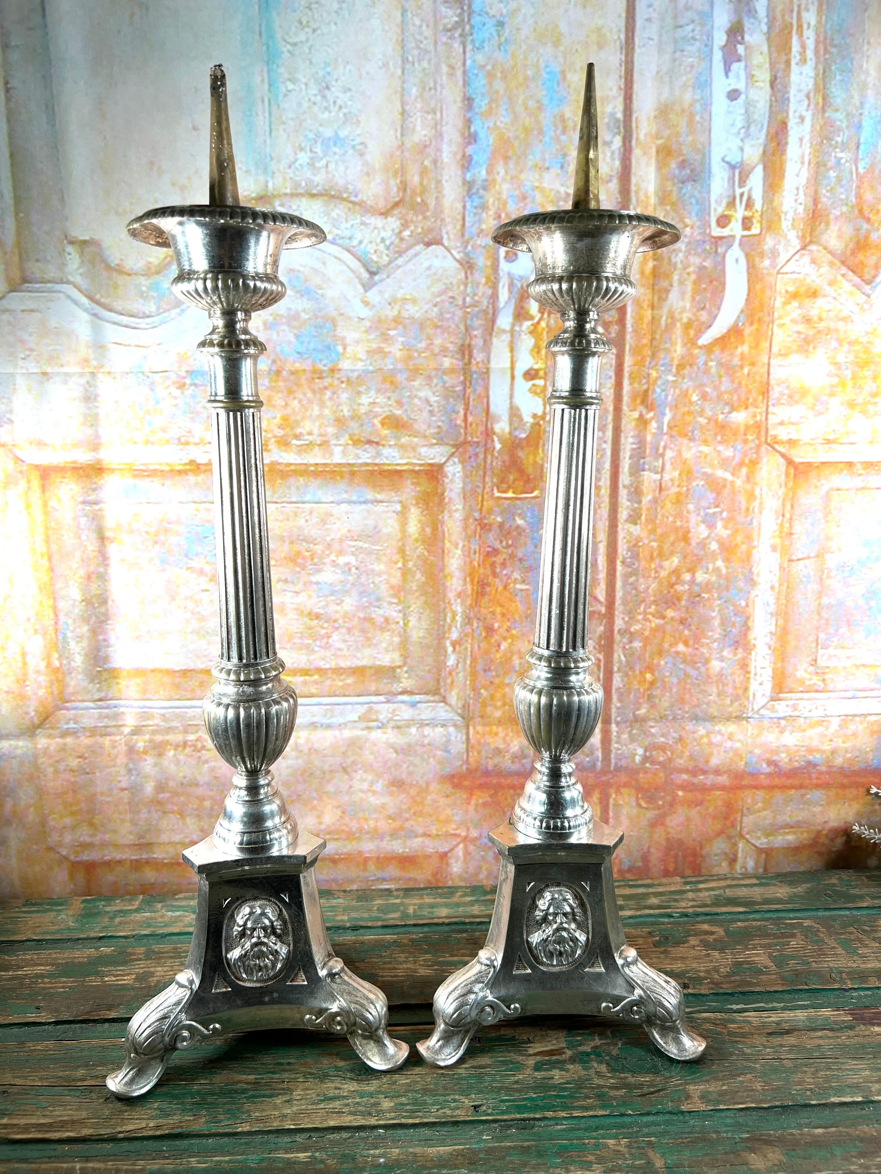 Coppia di candelabri da altare in metallo argentato del XIX secolo In condizioni buone in vendita a LA FERTÉ-SOUS-JOUARRE, FR