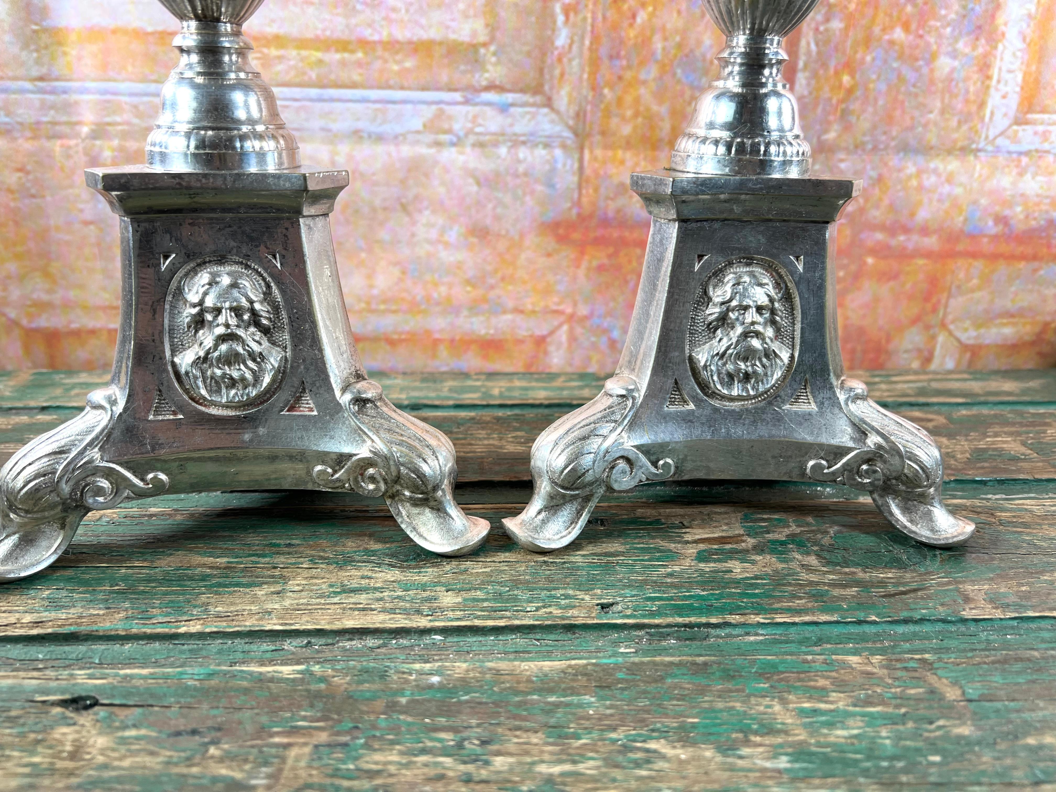 Metallo Coppia di candelabri da altare in metallo argentato del XIX secolo in vendita
