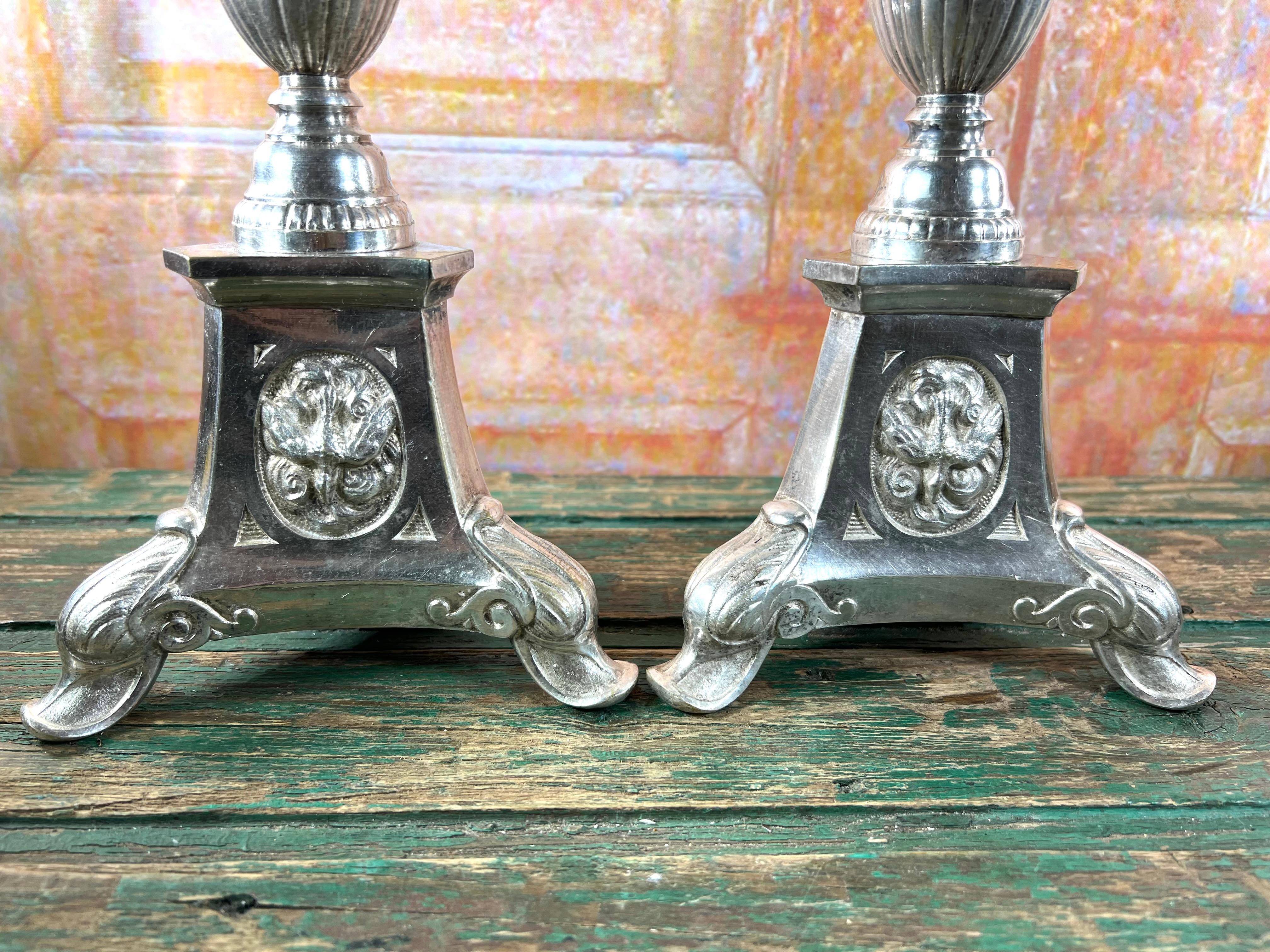Coppia di candelabri da altare in metallo argentato del XIX secolo in vendita 1