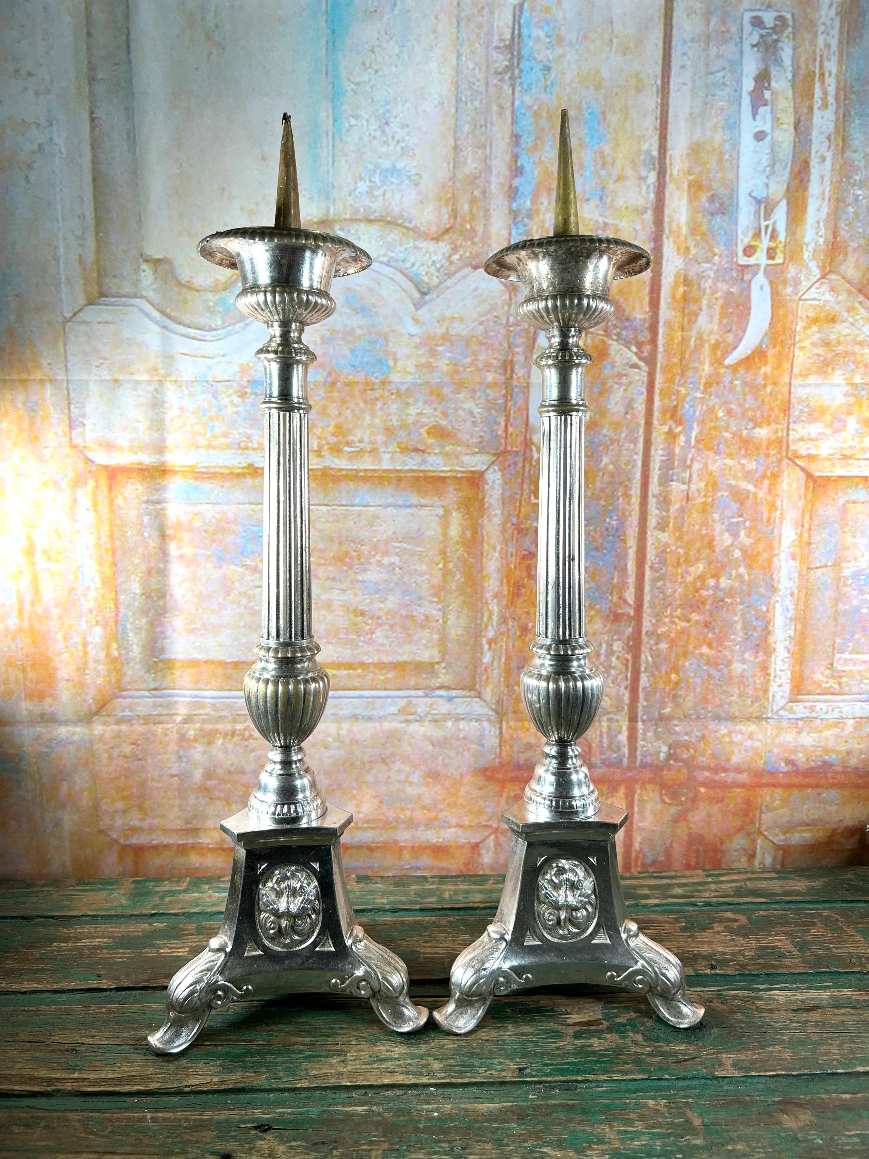 Coppia di candelabri da altare in metallo argentato del XIX secolo in vendita 2
